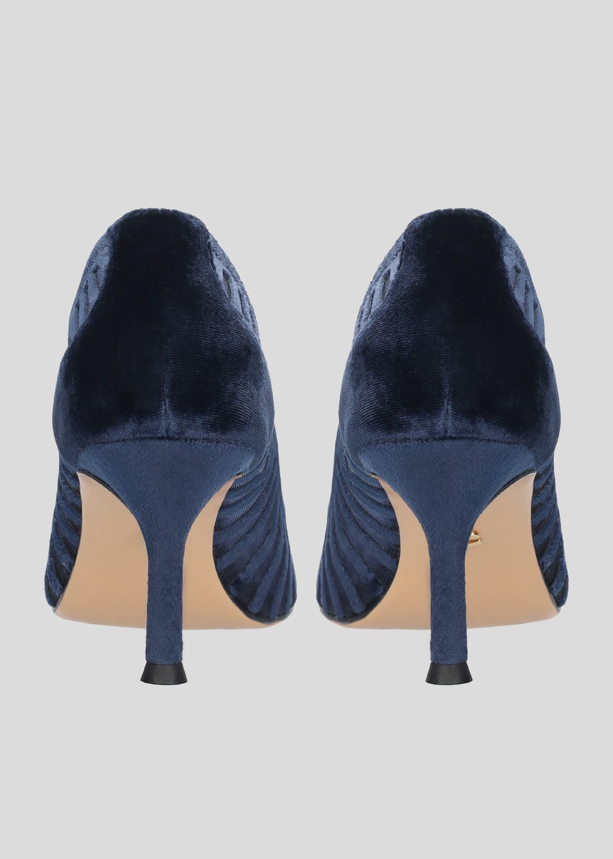Vista lateral de los zapatos de salón de terciopelo sobre mesh para mujer Candice Pumps en color azul marino, con punta afilada y tacón de aguja de 65 mm de Lola Cruz.