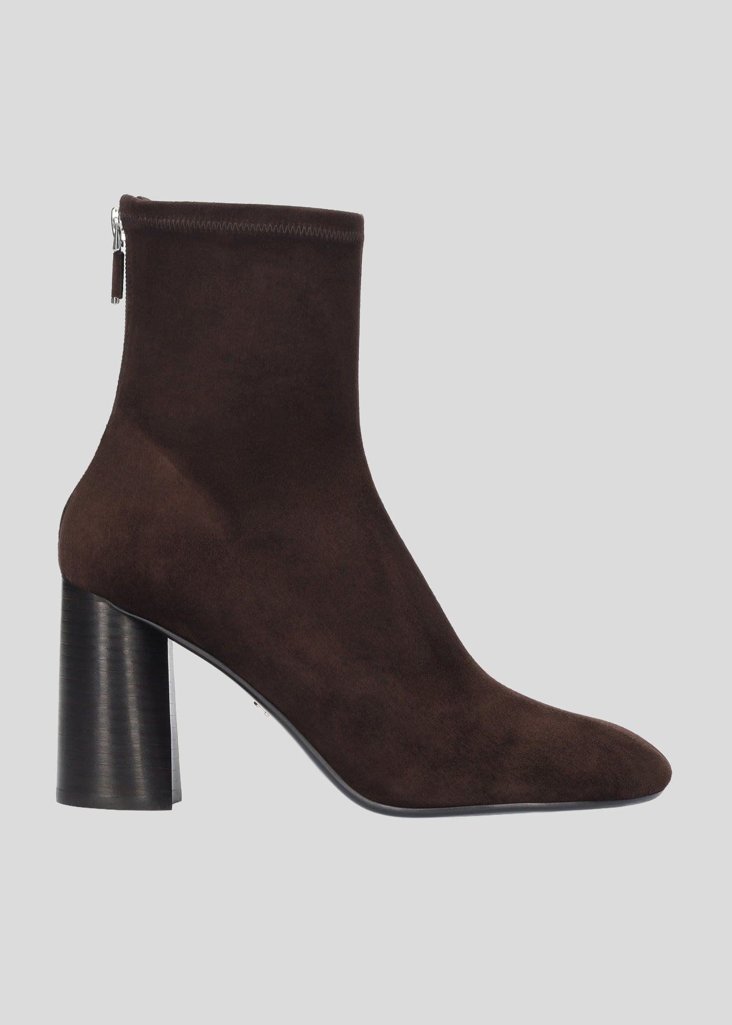 Vista lateral de los botines de ante para mujer Belinda Booties 85 en color Chocolate, de estilo calcetín, con punta redonda y tacón stacked tipo bloque de 85 mm de Lola Cruz.