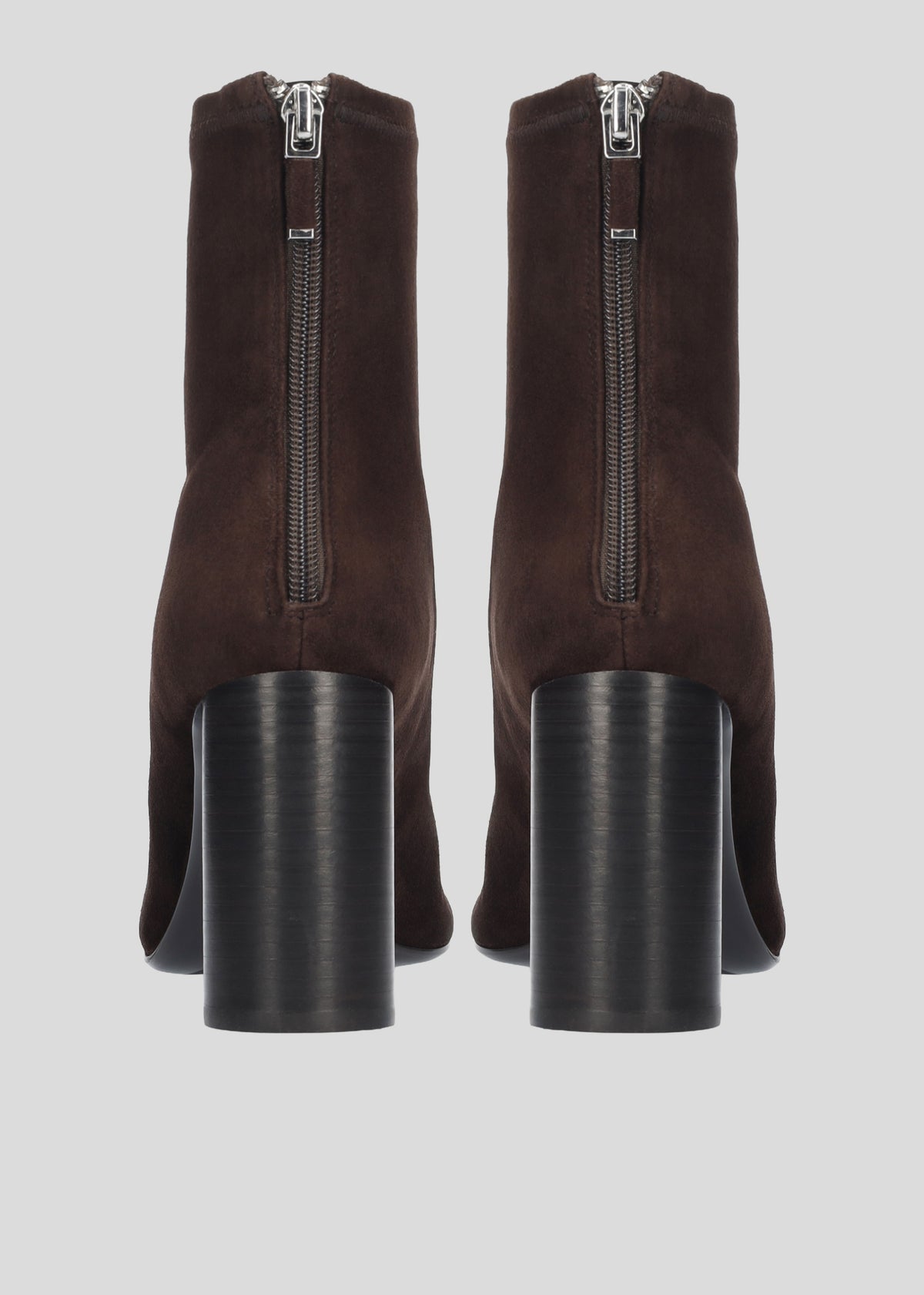 Vista lateral de los botines de ante para mujer Belinda Booties 85 en color Chocolate, de estilo calcetín, con punta redonda y tacón stacked tipo bloque de 85 mm de Lola Cruz.