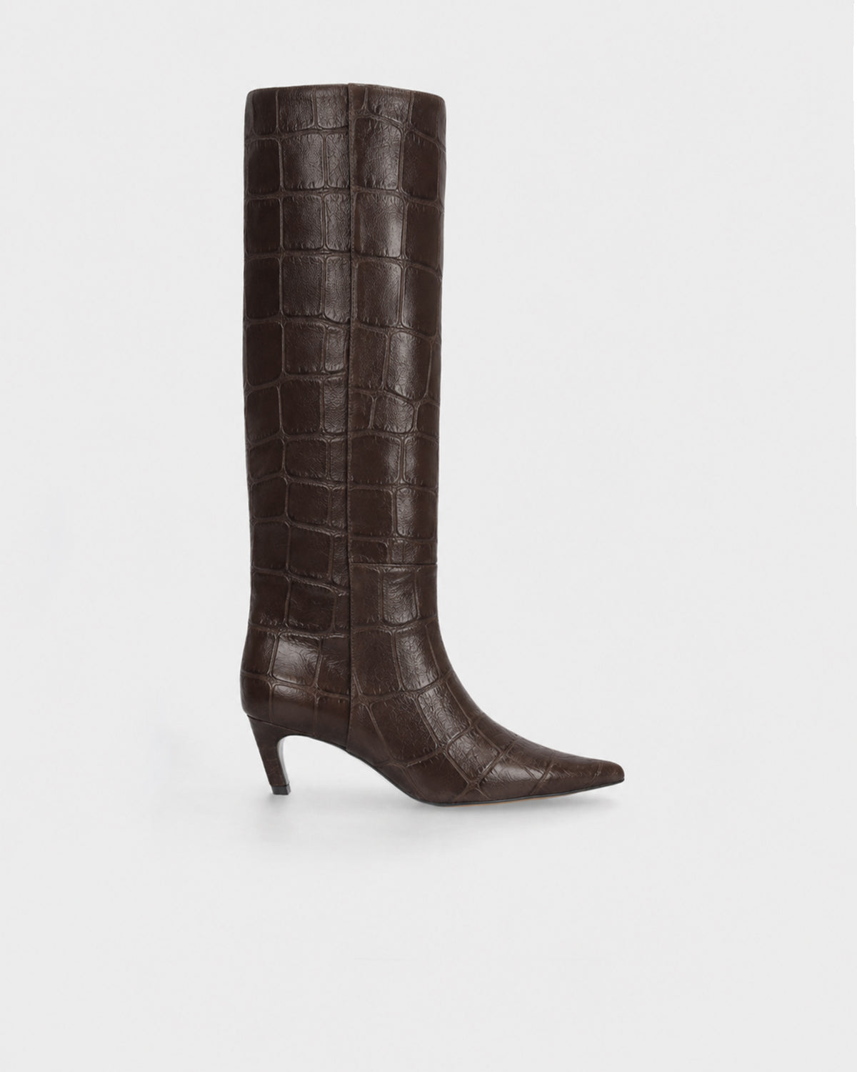 Botas altas color chocolate de piel con efecto coco, punta afilada y tacón de aguja de 5,5 cm, de Lola Cruz.