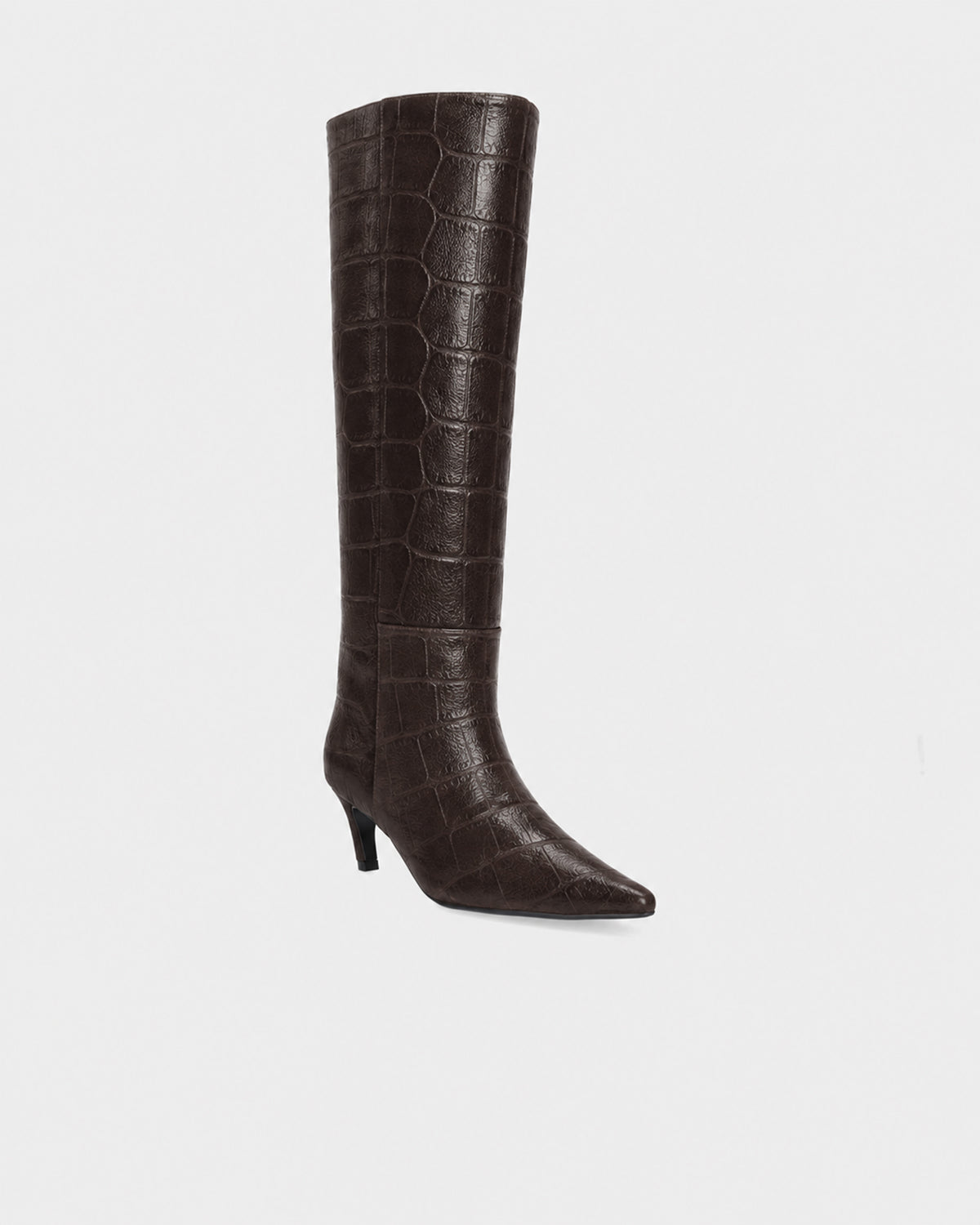 Botas altas color chocolate de piel con efecto coco, punta afilada y tacón de aguja de 5,5 cm, de Lola Cruz.