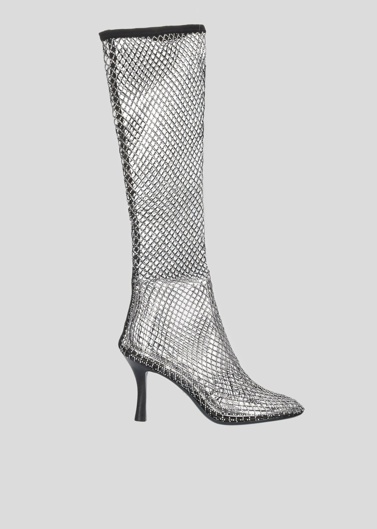 Vista lateral de las botas de mesh con brillos para mujer Ruby Boot 85 en color Plomo, con punta redonda, caña alta y tacón de aguja de 85 mm de Lola Cruz.