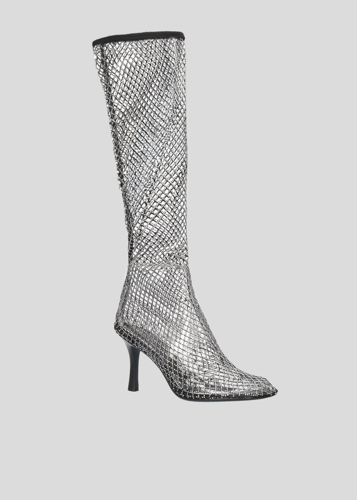 Vista lateral de las botas de mesh con brillos para mujer Ruby Boot 85 en color Plomo, con punta redonda, caña alta y tacón de aguja de 85 mm de Lola Cruz.