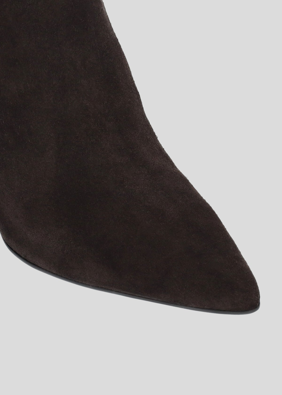 Botas altas de serraje color Chocolate para mujer, con punta afilada y tacón de aguja de 5,5 cm, de Lola Cruz.