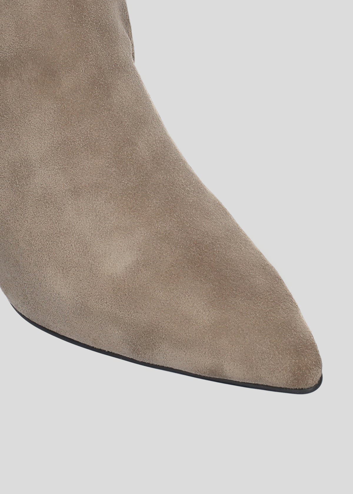 Botas altas de serraje color trufa para mujer, con punta afilada y tacón de aguja de 8,5 cm, de Lola Cruz.