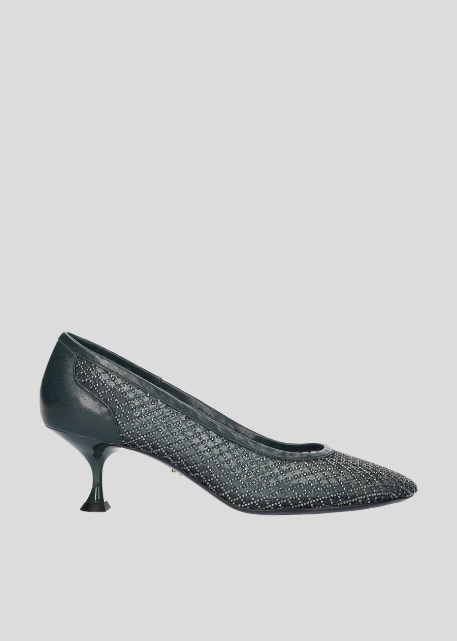 Vista lateral de los zapatos de salón de crystal mesh para mujer Ruby Pump 55 en color Royal Green, con punta redonda y tacón tipo embudo de Lola Cruz.