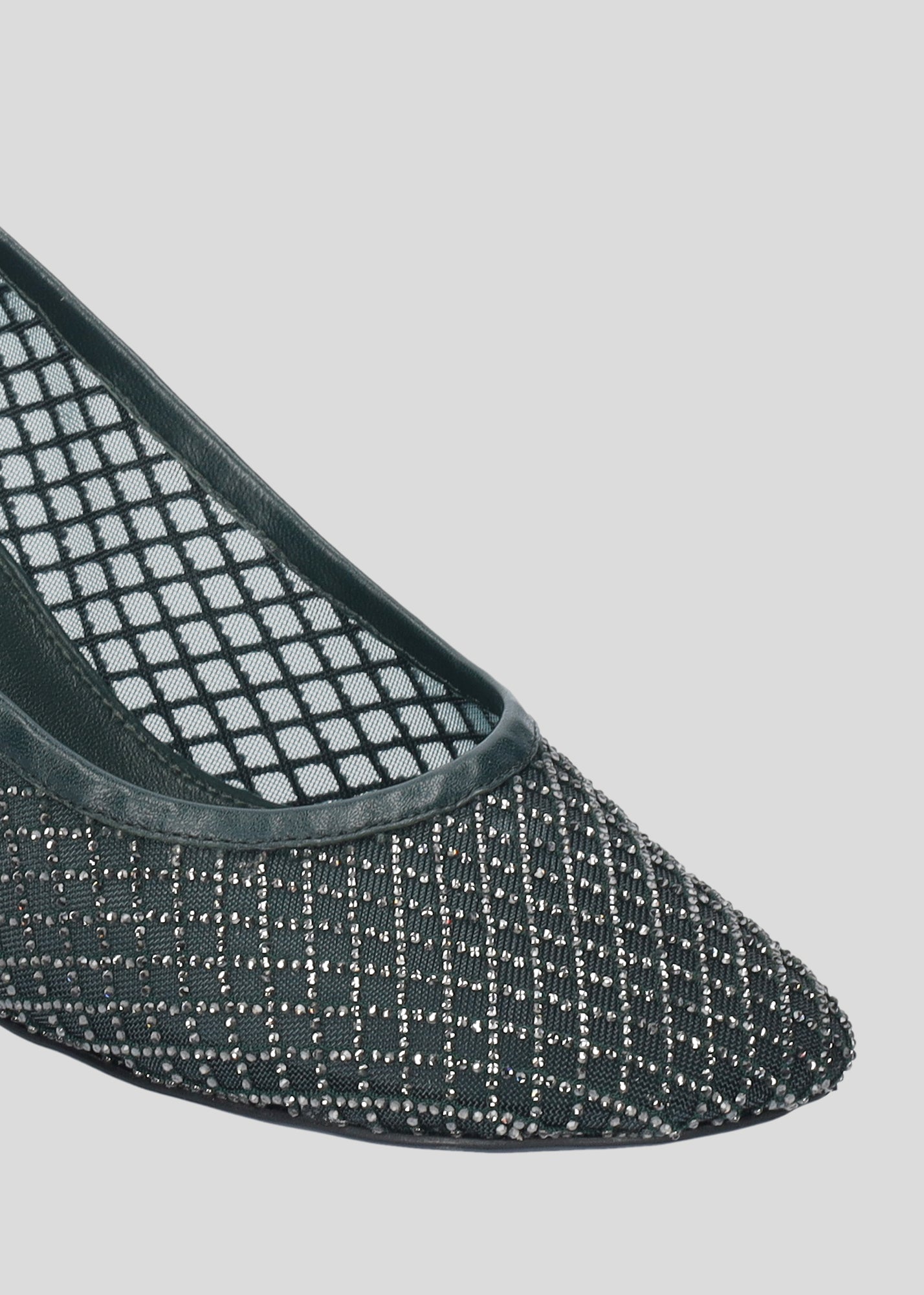 Vista lateral de los zapatos de salón de crystal mesh para mujer Ruby Pump 55 en color Royal Green, con punta redonda y tacón tipo embudo de Lola Cruz.
