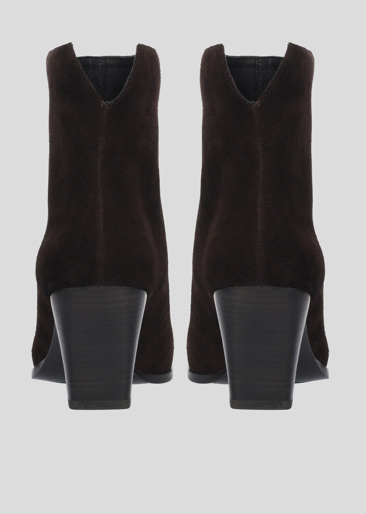 Vista lateral de los botines de serraje para mujer Robbie Booties 70 en color Chocolate, con punta afilada, caña baja y tacón tipo bloque de 70 mm de Lola Cruz.