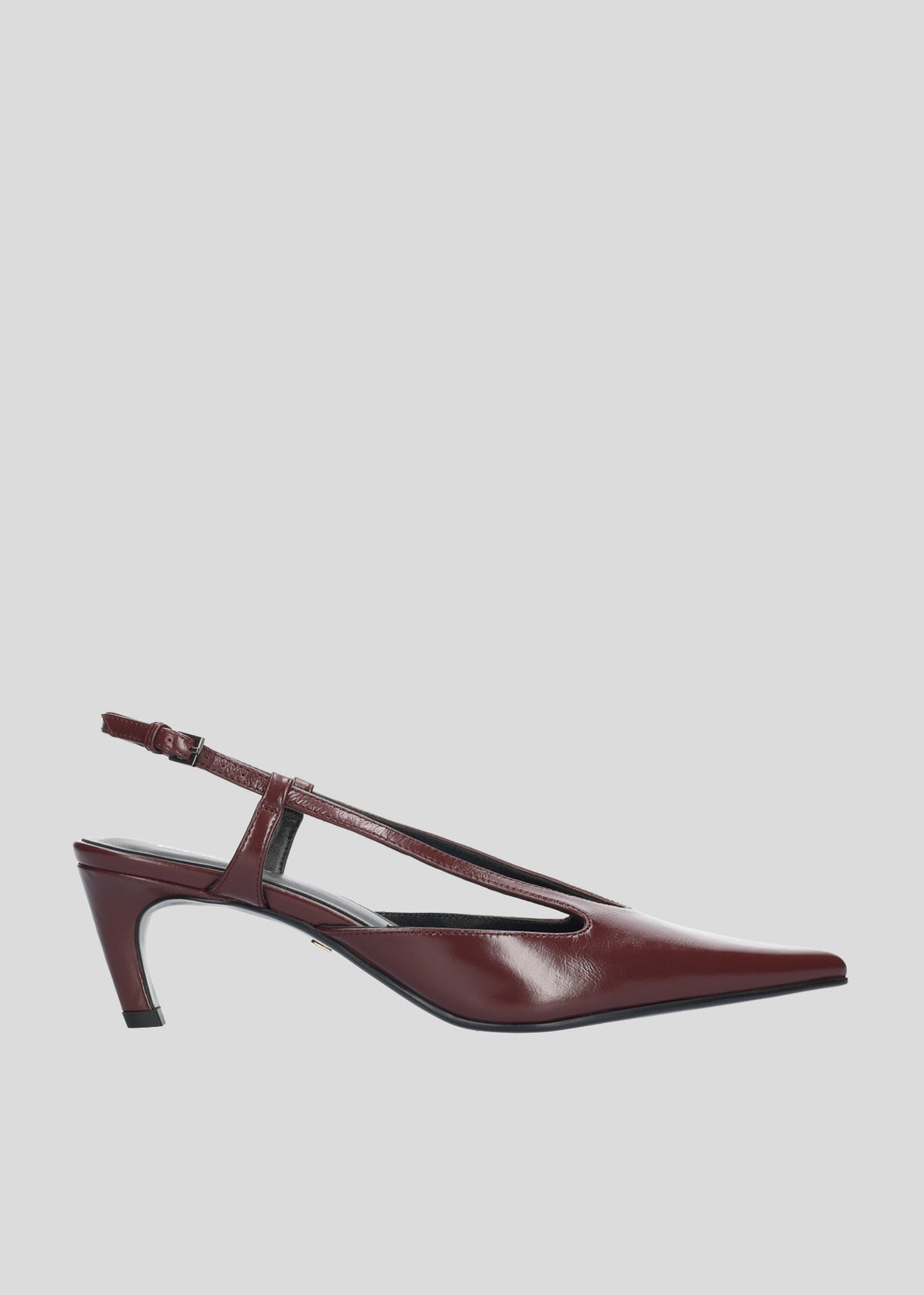 Zapatos de salón de piel color Scarlet para mujer, con punta afilada, detalle cut out y tacón de aguja de 5,5 cm, de Lola Cruz.
