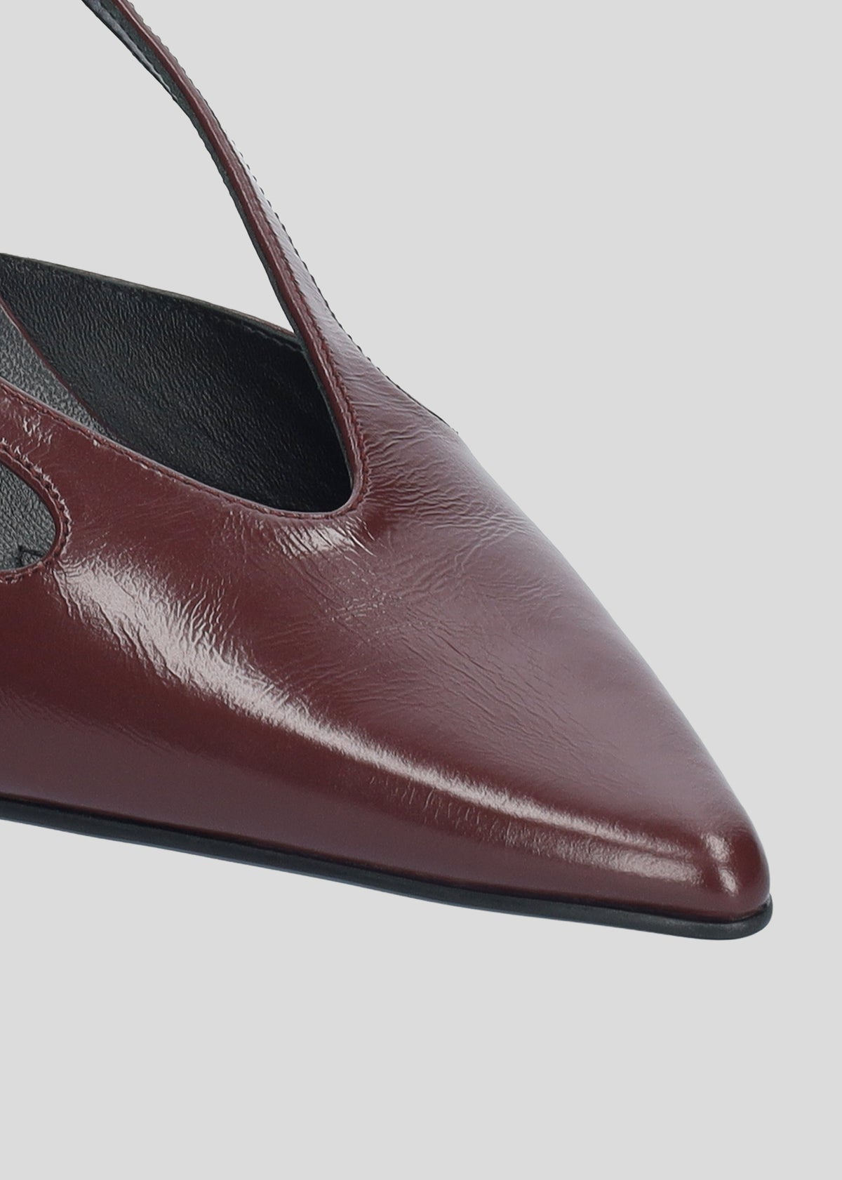 Zapatos de salón de piel color Scarlet para mujer, con punta afilada, detalle cut out y tacón de aguja de 5,5 cm, de Lola Cruz.
