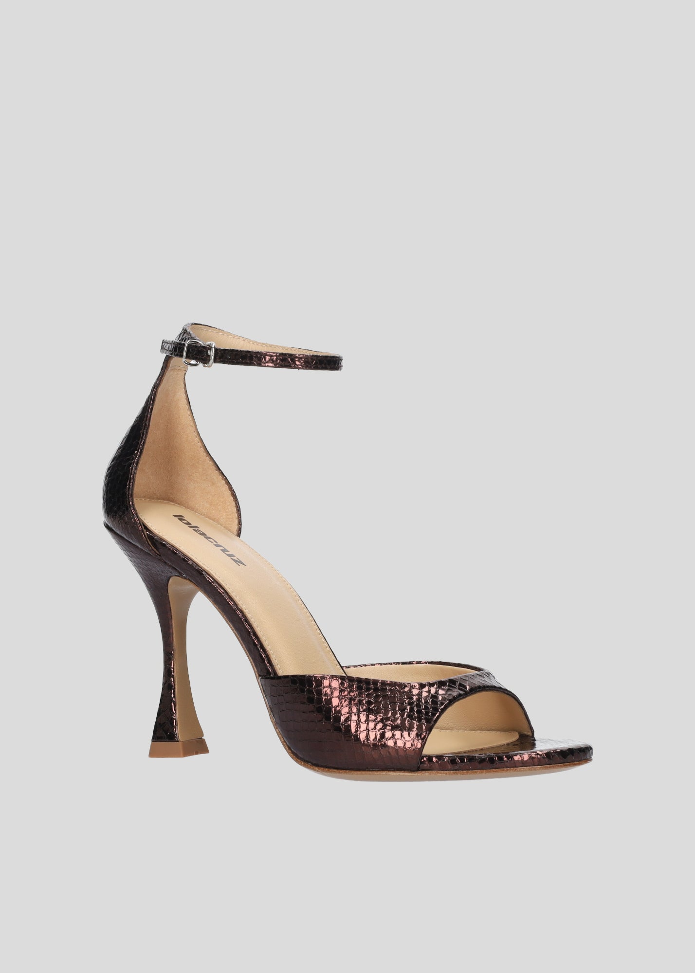 Vista lateral de las sandalias de piel para mujer Kumala Sandal 95 en color marrón con punta redonda y tacón tipo embudo de Lola Cruz.