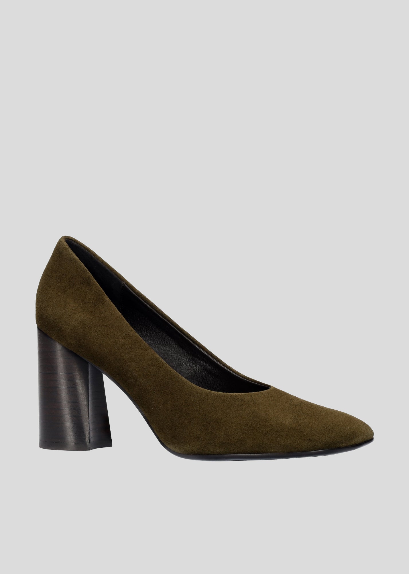 Vista lateral de los zapatos de salón de ante para mujer Belinda Pumps 85 en color Military con punta redonda y tacón tipo bloque de Lola Cruz.