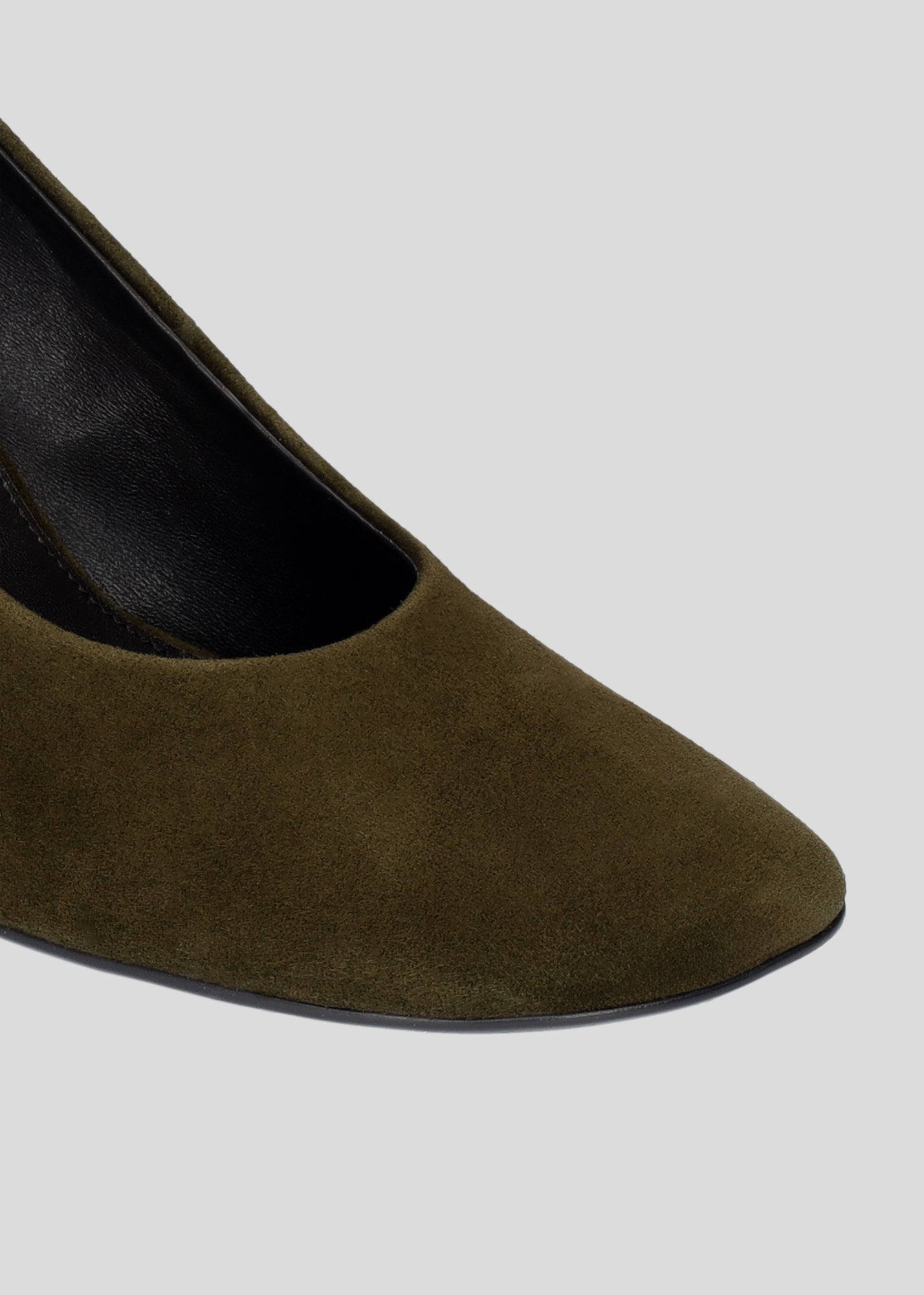 Vista lateral de los zapatos de salón de ante para mujer Belinda Pumps 85 en color Military con punta redonda y tacón tipo bloque de Lola Cruz.