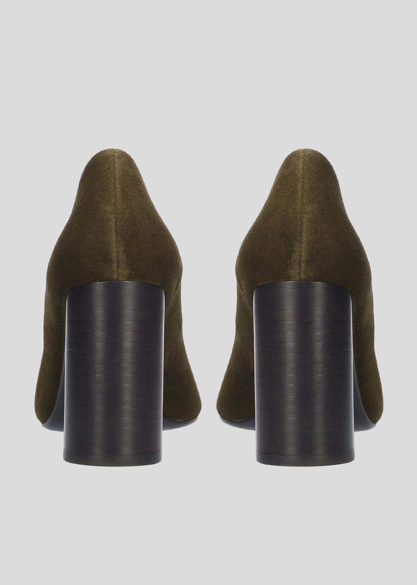 Vista lateral de los zapatos de salón de ante para mujer Belinda Pumps 85 en color Military con punta redonda y tacón tipo bloque de Lola Cruz.