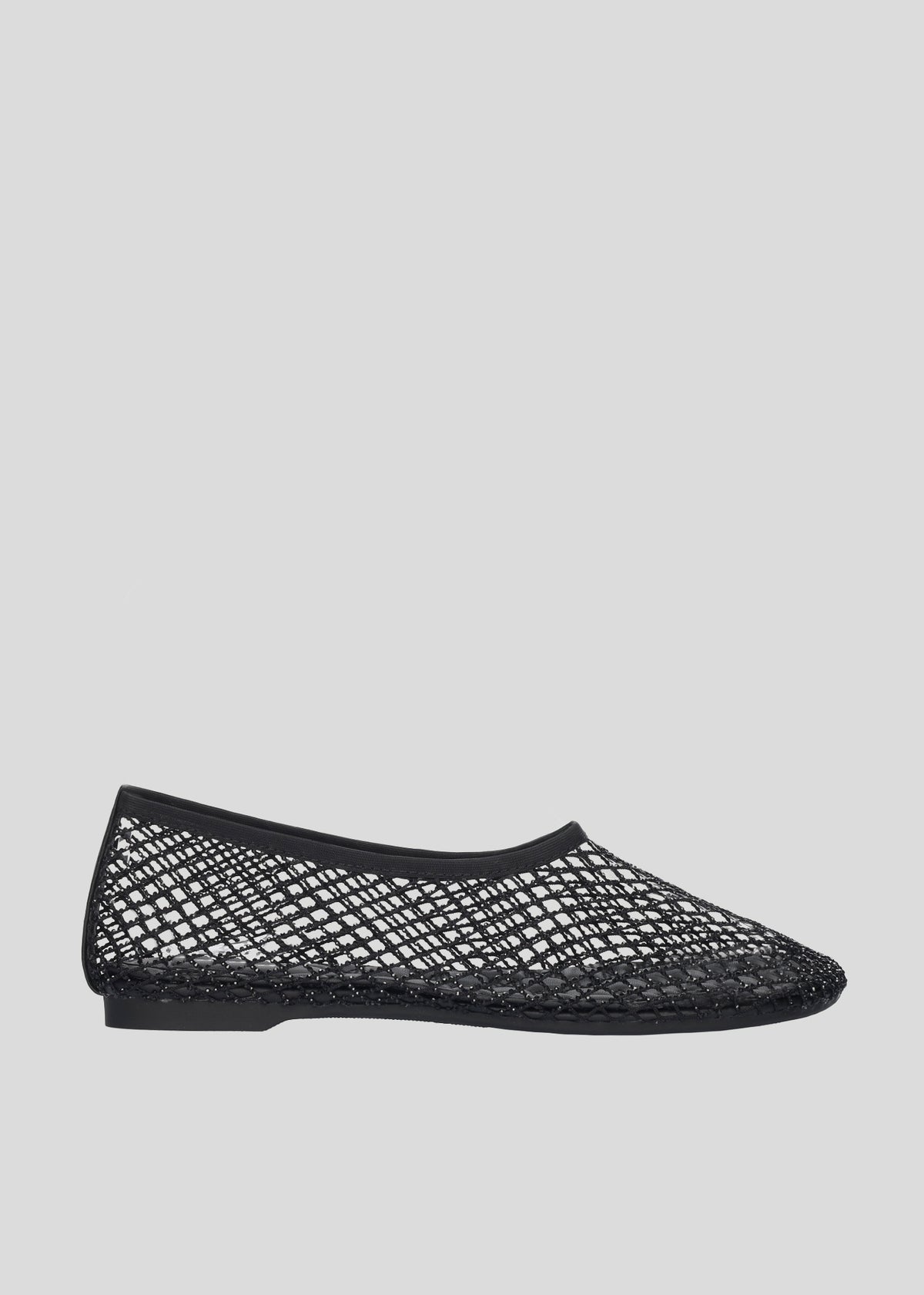 Vista lateral de las bailarinas de mesh con brillos para mujer Ruby Ballerina en color Negro, con punta redonda y tacón plano de 10 mm de Lola Cruz.