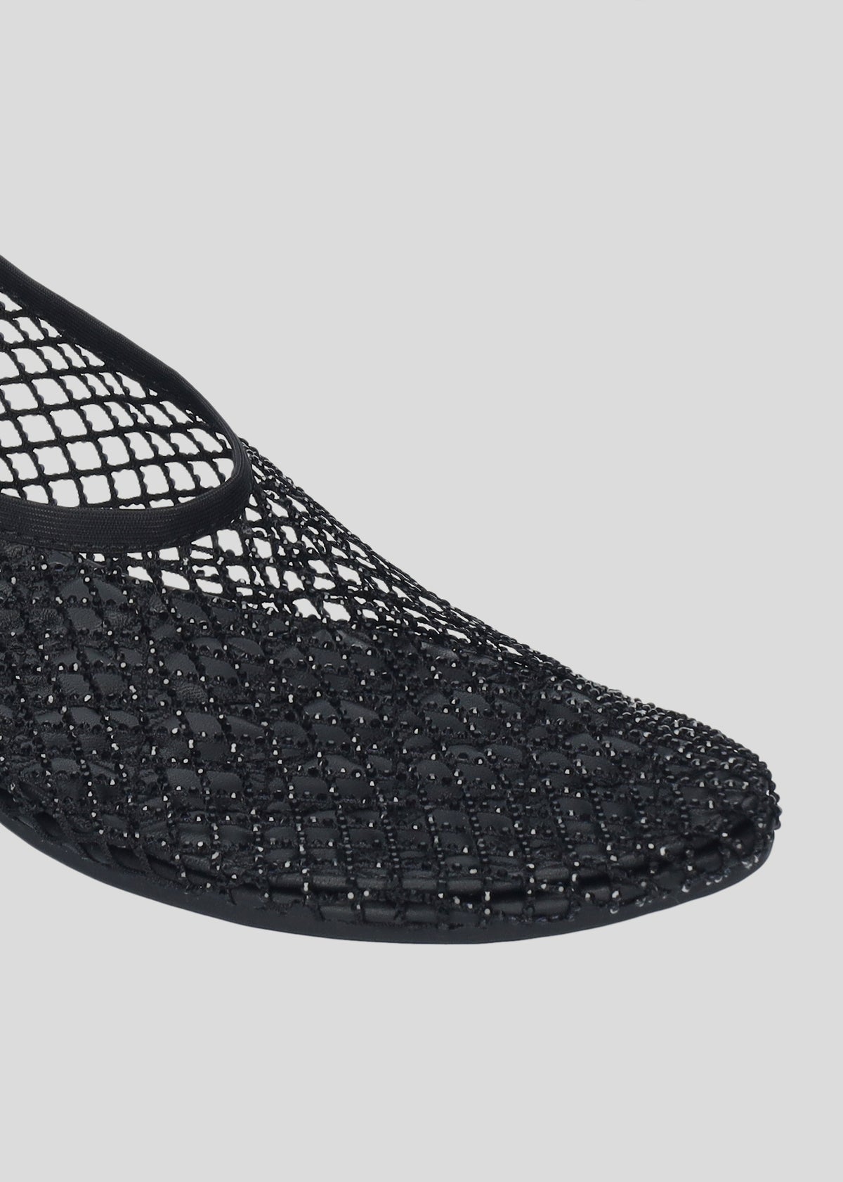 Vista lateral de las bailarinas de mesh con brillos para mujer Ruby Ballerina en color Negro, con punta redonda y tacón plano de 10 mm de Lola Cruz.