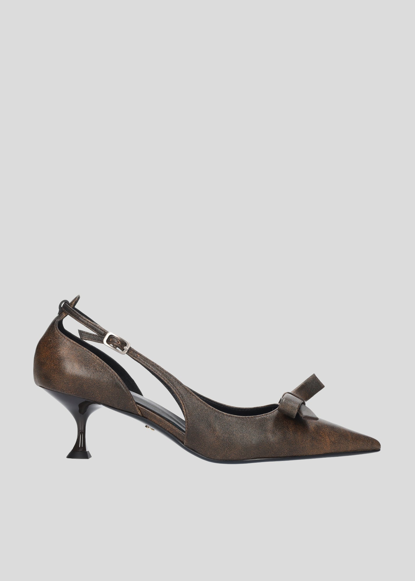 Vista lateral de los zapatos de salón de piel con efecto cepillado para mujer Laia Pumps 55 en color chocolate con punta afilada y tacón de aguja de Lola Cruz.
