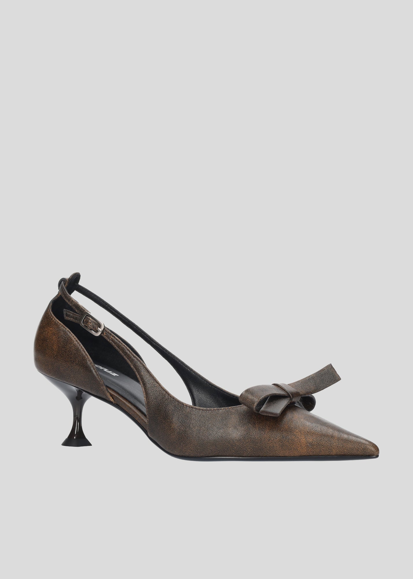 Vista lateral de los zapatos de salón de piel con efecto cepillado para mujer Laia Pumps 55 en color chocolate con punta afilada y tacón de aguja de Lola Cruz.