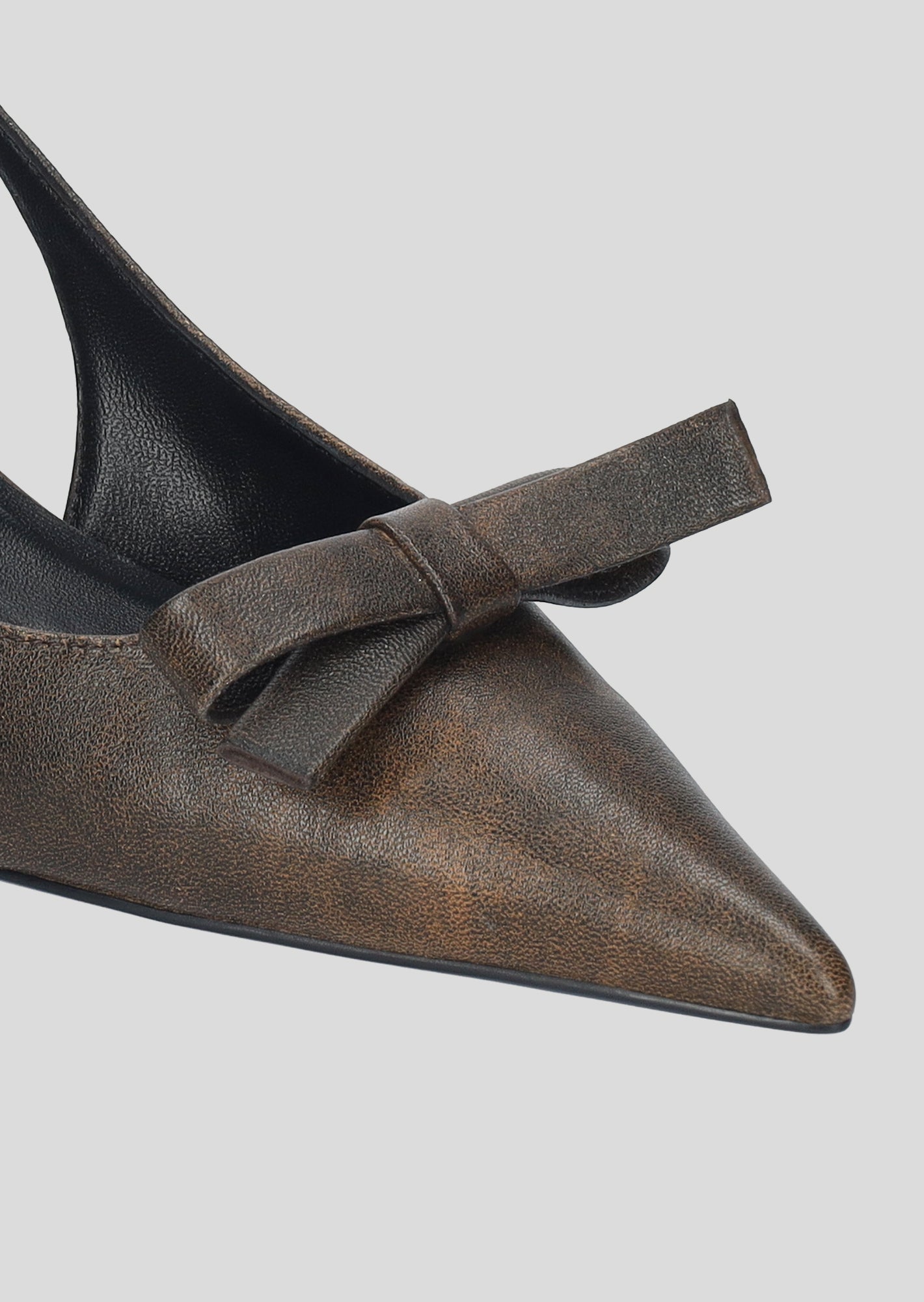 Vista lateral de los zapatos de salón de piel con efecto cepillado para mujer Laia Pumps 55 en color chocolate con punta afilada y tacón de aguja de Lola Cruz.