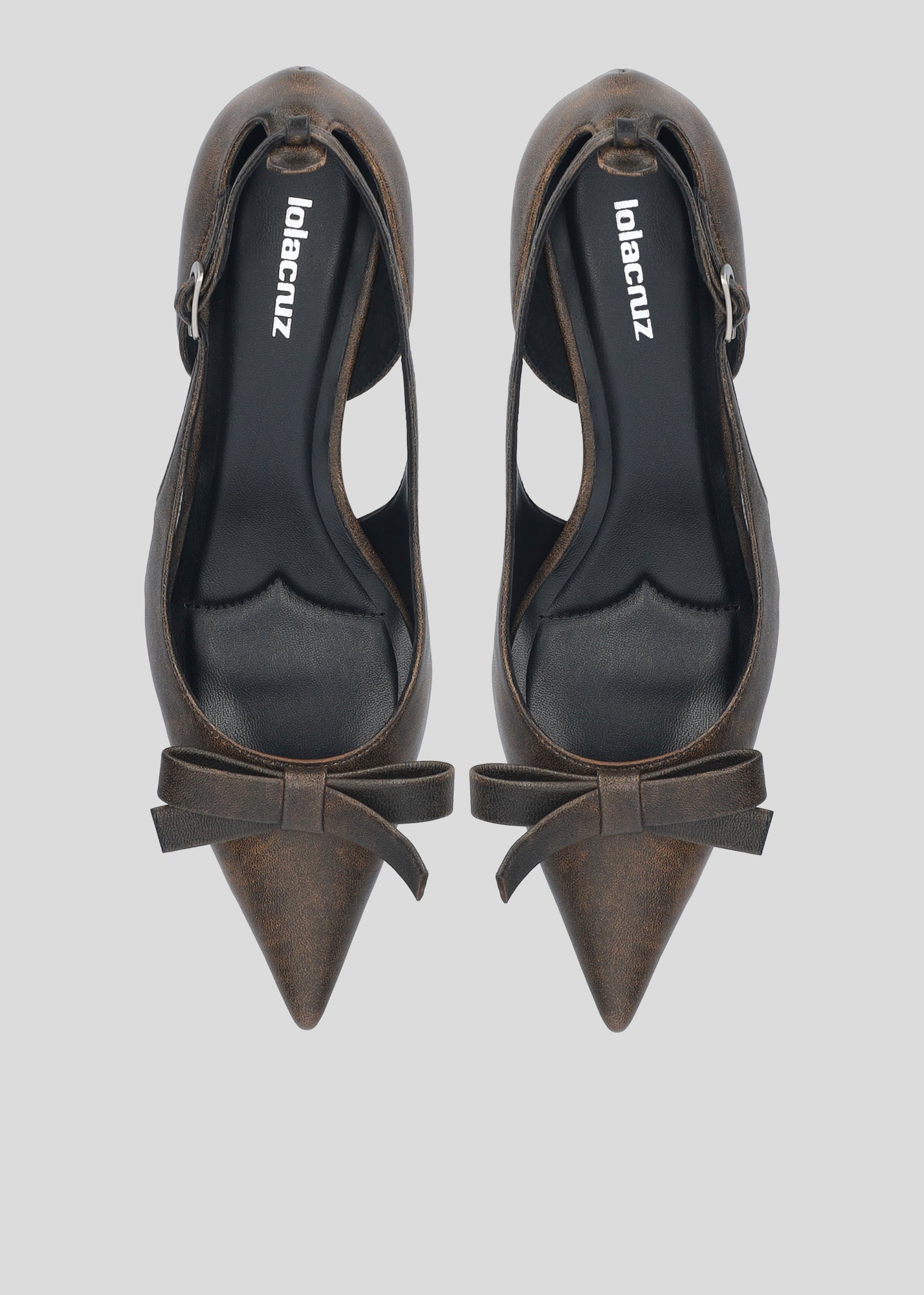 Vista lateral de los zapatos de salón de piel con efecto cepillado para mujer Laia Pumps 55 en color chocolate con punta afilada y tacón de aguja de Lola Cruz.
