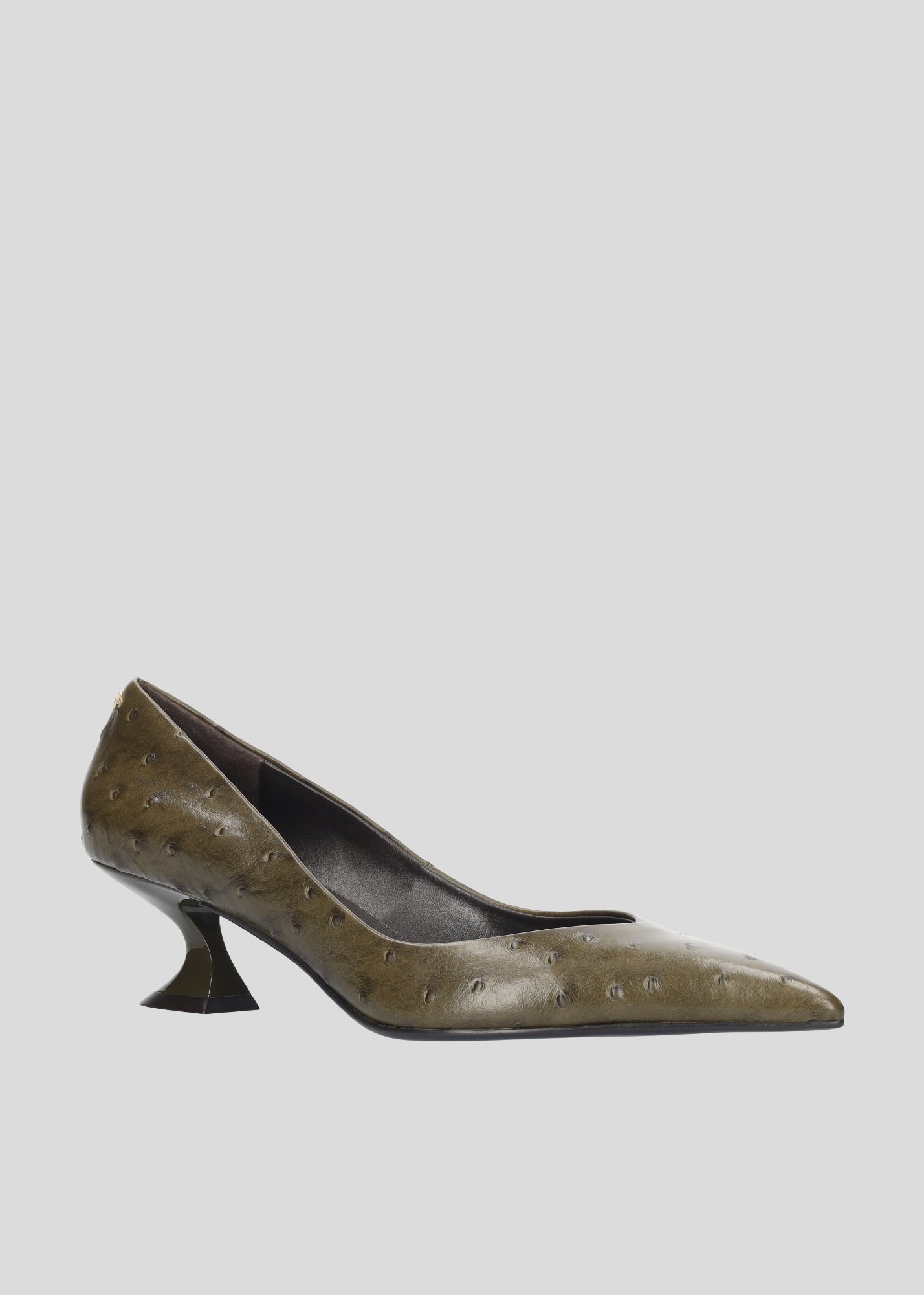 Vista lateral de los zapatos de salón de piel con efecto avestruz para mujer Eugenia Pumps 50 en color Military con punta afilada y tacón tipo embudo de Lola Cruz.