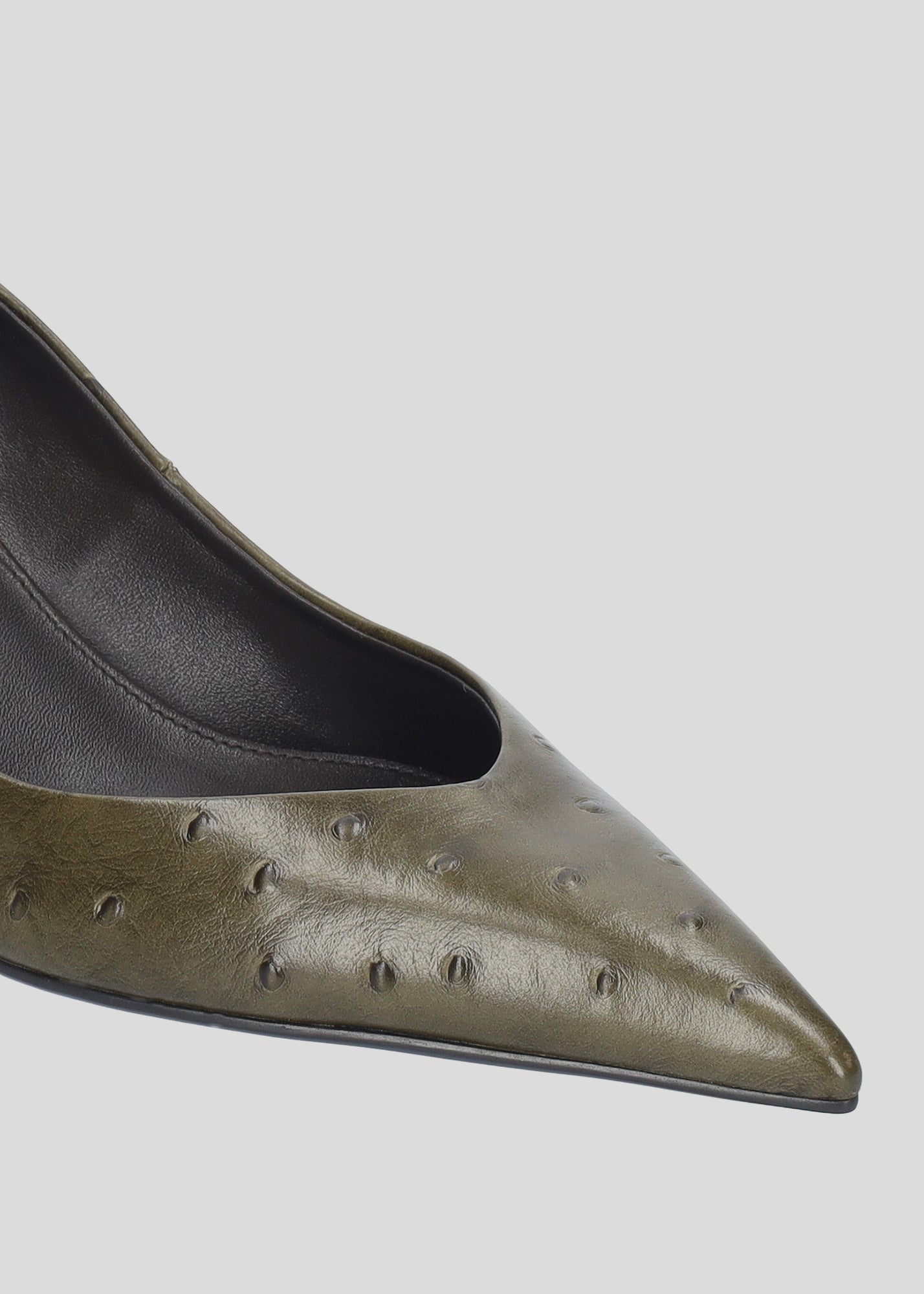Vista lateral de los zapatos de salón de piel con efecto avestruz para mujer Eugenia Pumps 50 en color Military con punta afilada y tacón tipo embudo de Lola Cruz.