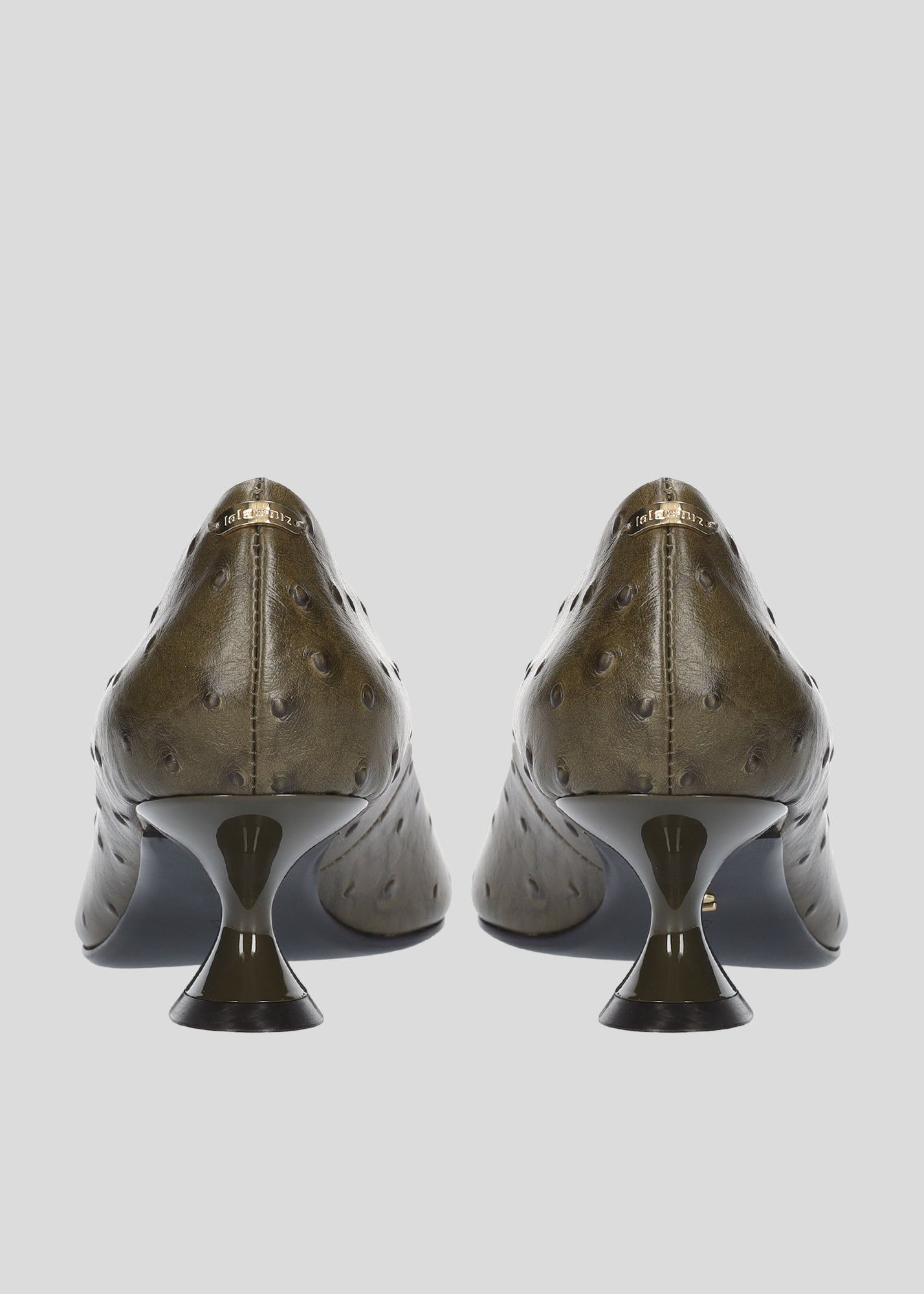 Vista lateral de los zapatos de salón de piel con efecto avestruz para mujer Eugenia Pumps 50 en color Military con punta afilada y tacón tipo embudo de Lola Cruz.