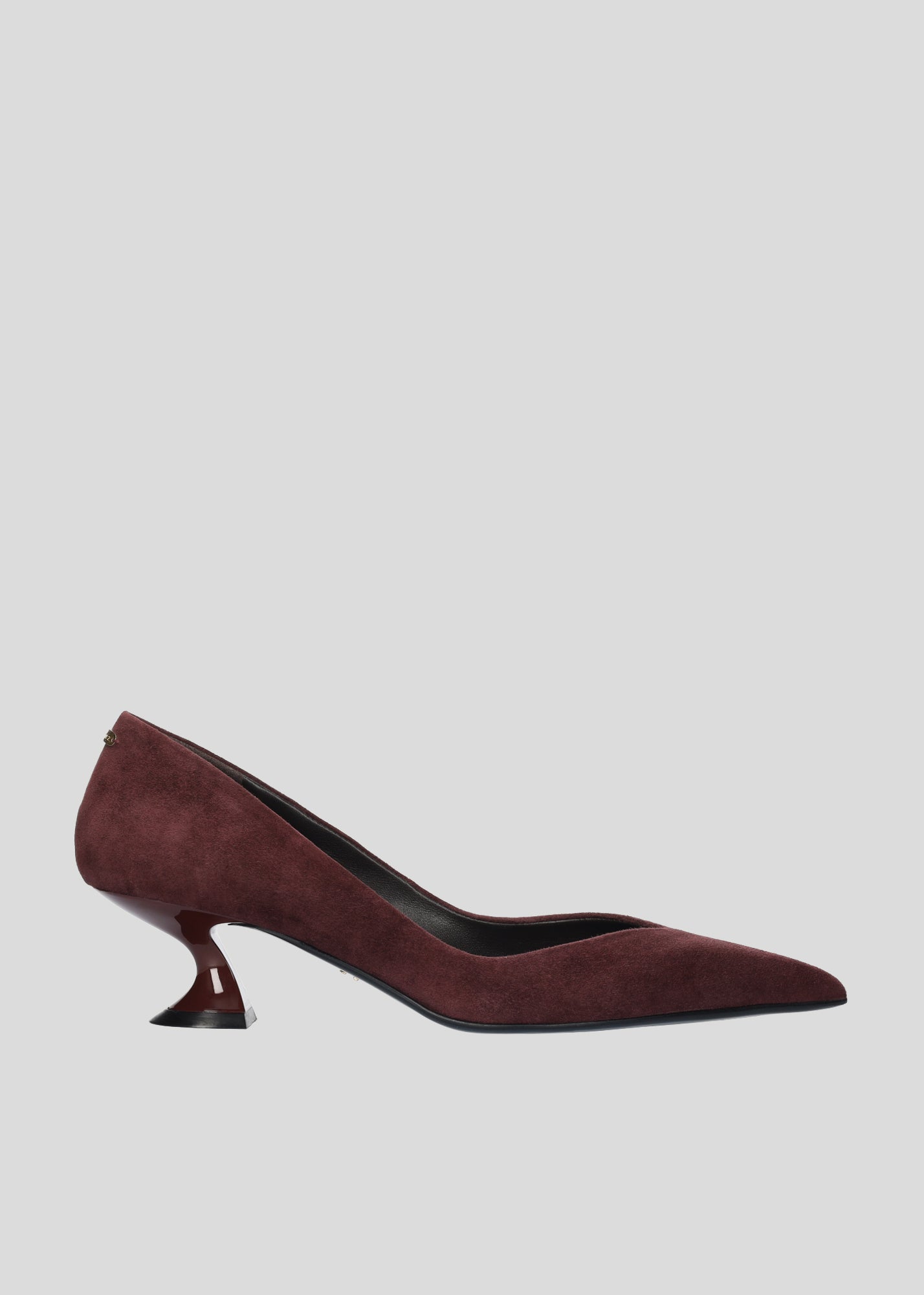 Vista lateral de los zapatos de salón de ante para mujer Eugenia Pumps 50 en color Merlot con punta afilada y tacón tipo embudo de Lola Cruz.