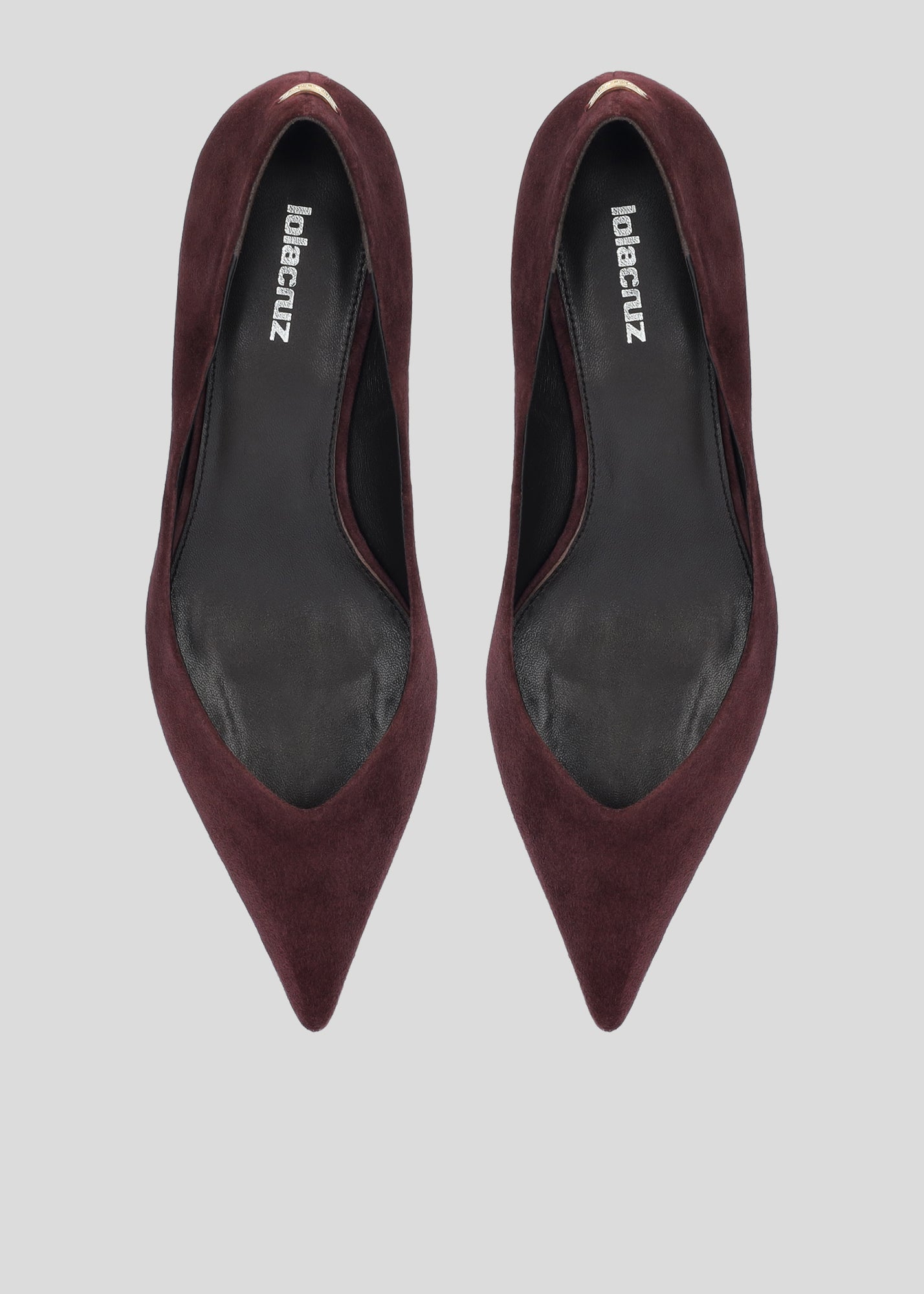 Vista lateral de los zapatos de salón de ante para mujer Eugenia Pumps 50 en color Merlot con punta afilada y tacón tipo embudo de Lola Cruz.