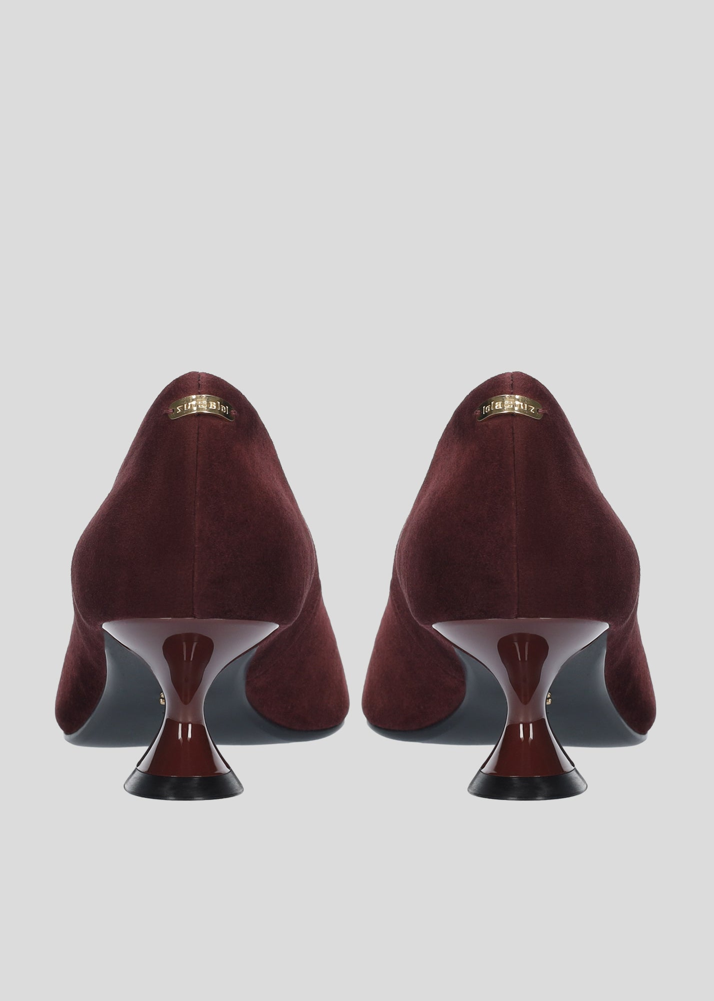 Vista lateral de los zapatos de salón de ante para mujer Eugenia Pumps 50 en color Merlot con punta afilada y tacón tipo embudo de Lola Cruz.