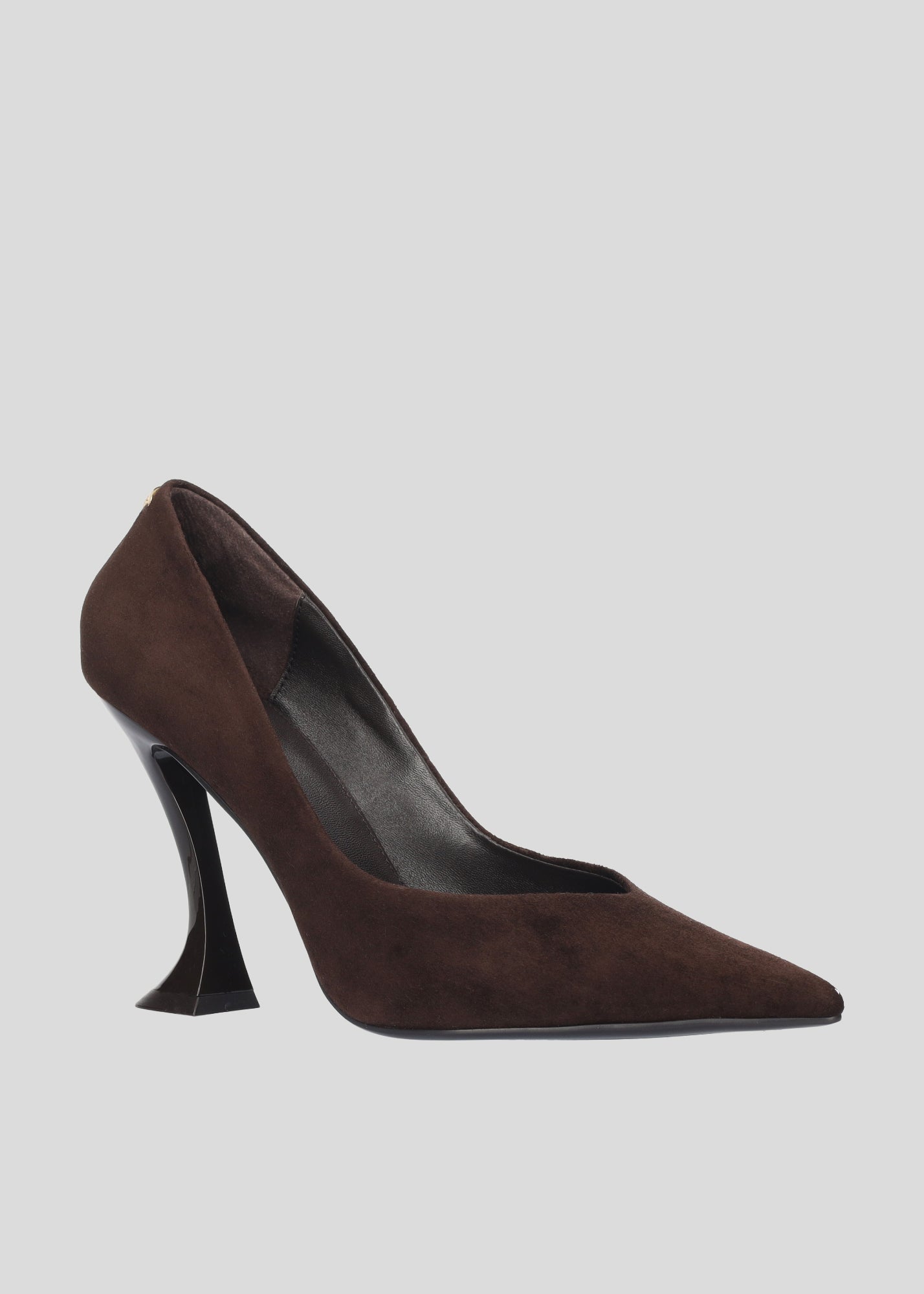 Vista lateral de los zapatos de salón de ante para mujer Eugenia Pumps 95 en color chocolate con punta afilada y tacón tipo embudo de Lola Cruz.