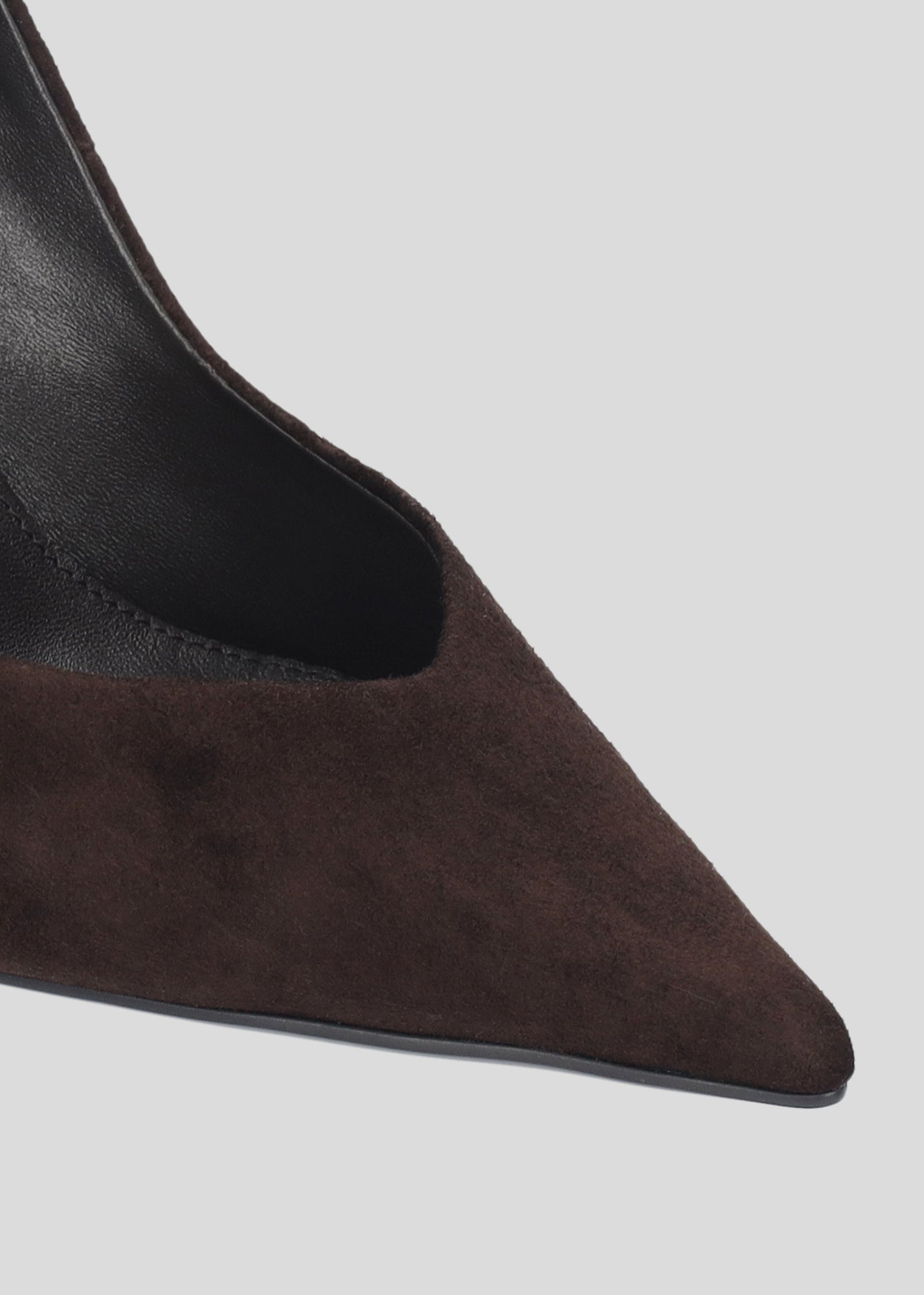 Vista lateral de los zapatos de salón de ante para mujer Eugenia Pumps 95 en color chocolate con punta afilada y tacón tipo embudo de Lola Cruz.