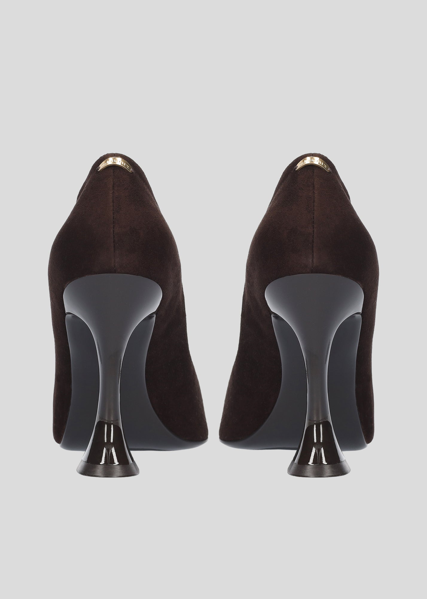 Vista lateral de los zapatos de salón de ante para mujer Eugenia Pumps 95 en color chocolate con punta afilada y tacón tipo embudo de Lola Cruz.