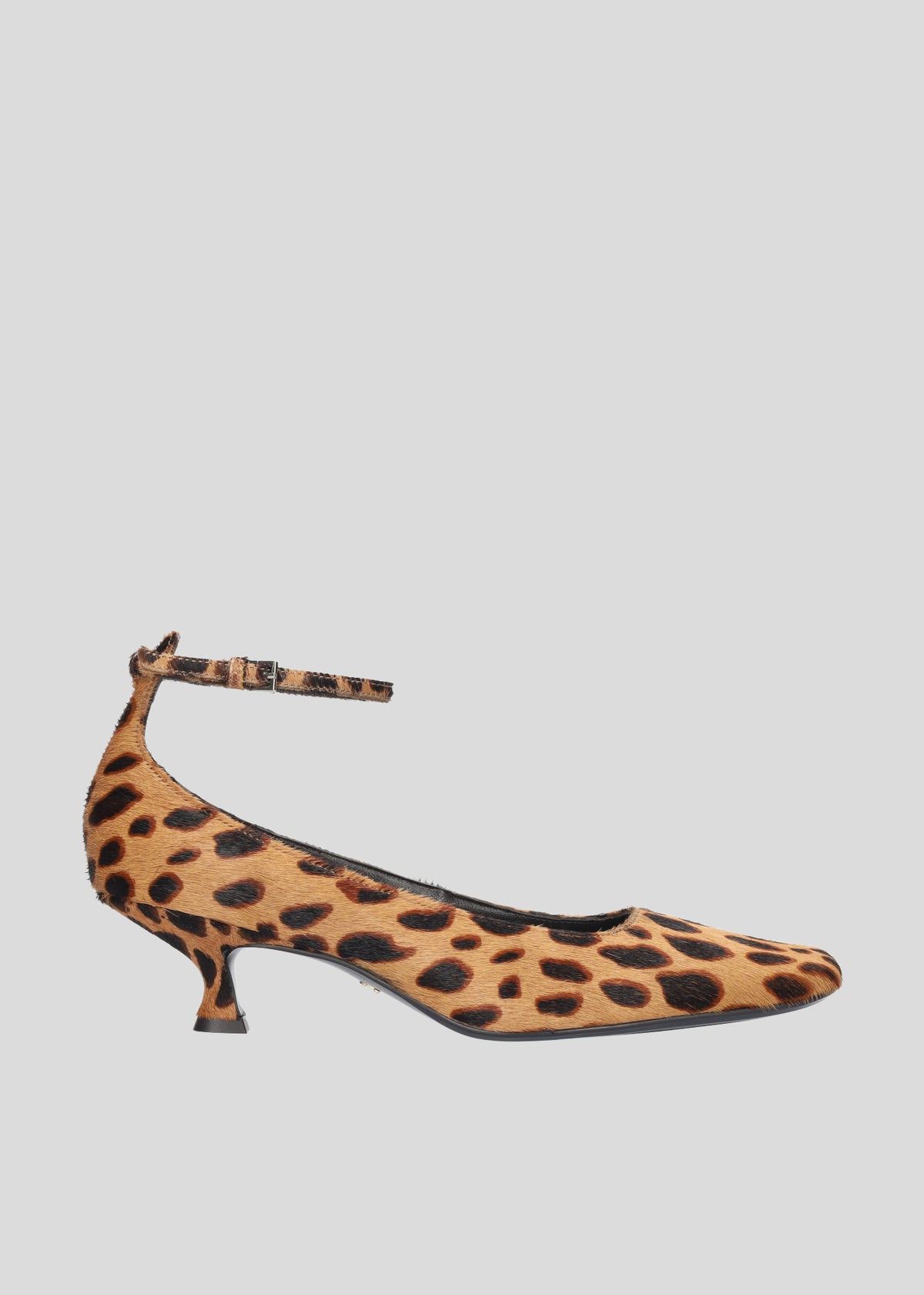 Vista lateral de los zapatos de salón de piel con pelo estampada de dálmata para mujer Annette Pumps 50, con punta cuadrada, tira al tobillo y tacón tipo embudo de 50 mm de Lola Cruz.