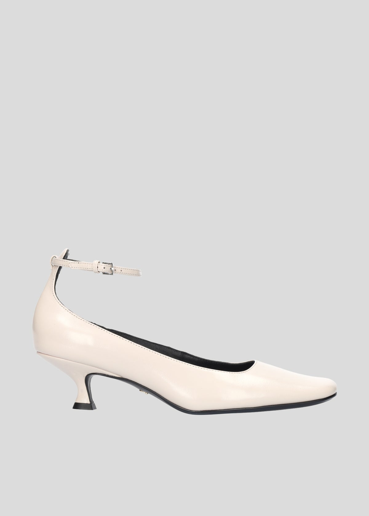 Vista lateral de los zapatos de salón de piel brillante para mujer Annette Pumps 50 en color Ecru, con punta cuadrada, tira al tobillo y tacón tipo embudo de 50 mm de Lola Cruz.