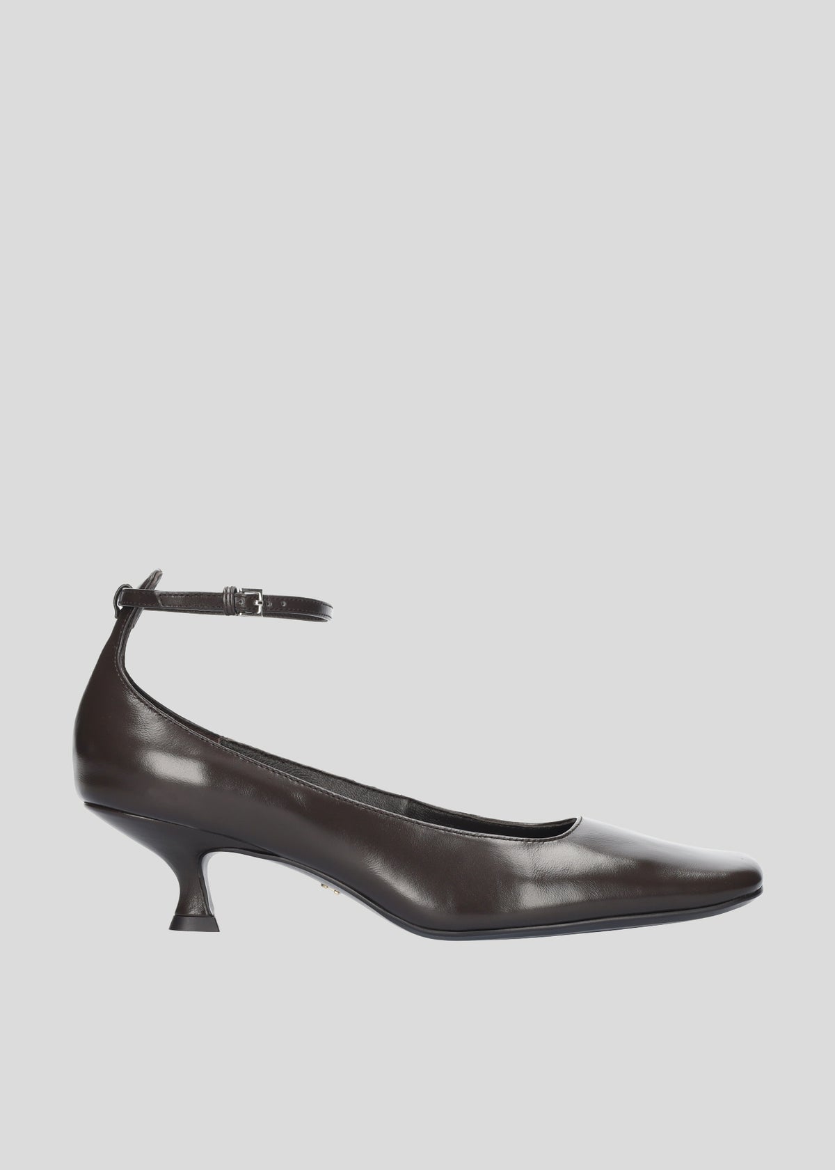Vista lateral de los zapatos de salón de piel brillante para mujer Annette Pumps 50 en color Chocolate, con punta cuadrada, tira al tobillo y tacón tipo embudo de 50 mm de Lola Cruz.