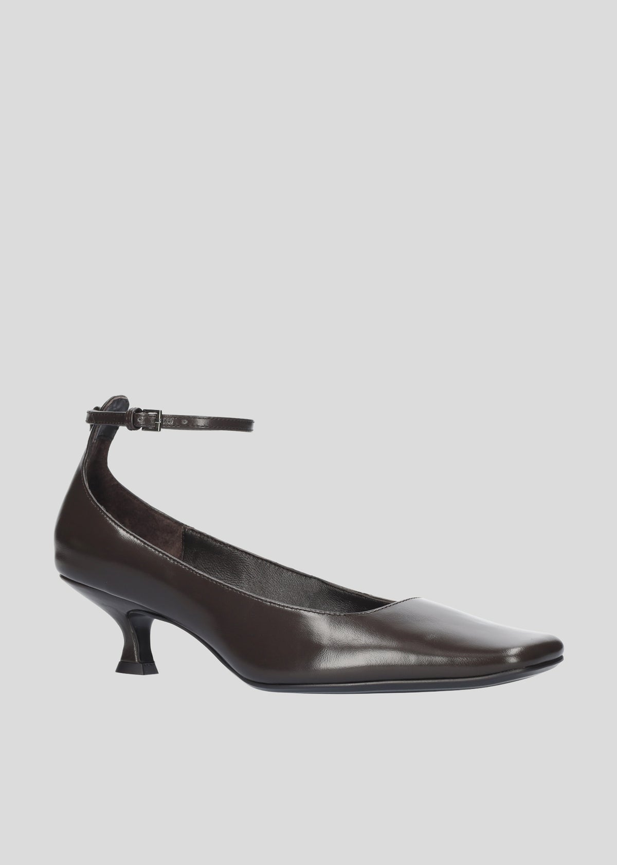 Vista lateral de los zapatos de salón de piel brillante para mujer Annette Pumps 50 en color Chocolate, con punta cuadrada, tira al tobillo y tacón tipo embudo de 50 mm de Lola Cruz.