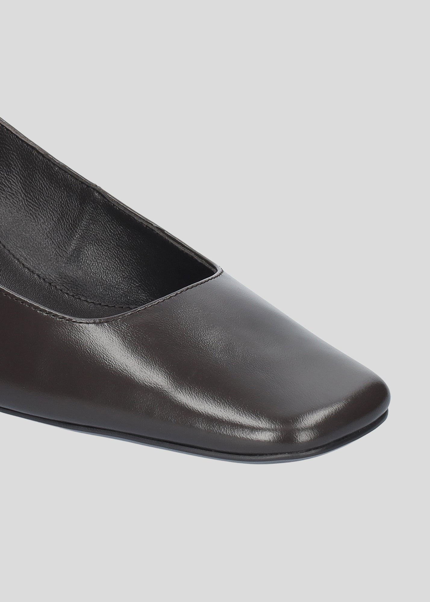 Vista lateral de los zapatos de salón de piel brillante para mujer Annette Pumps 50 en color Chocolate, con punta cuadrada, tira al tobillo y tacón tipo embudo de 50 mm de Lola Cruz.