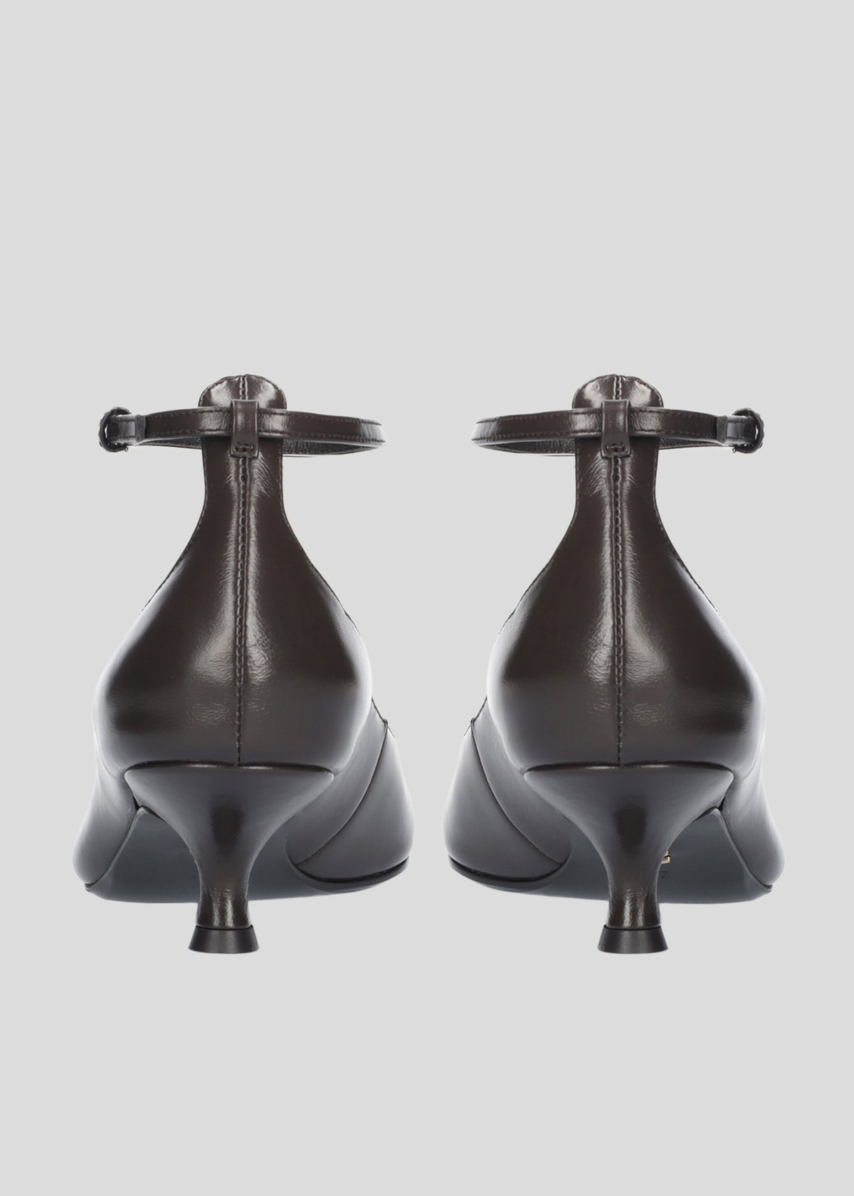 Vista lateral de los zapatos de salón de piel brillante para mujer Annette Pumps 50 en color Chocolate, con punta cuadrada, tira al tobillo y tacón tipo embudo de 50 mm de Lola Cruz.