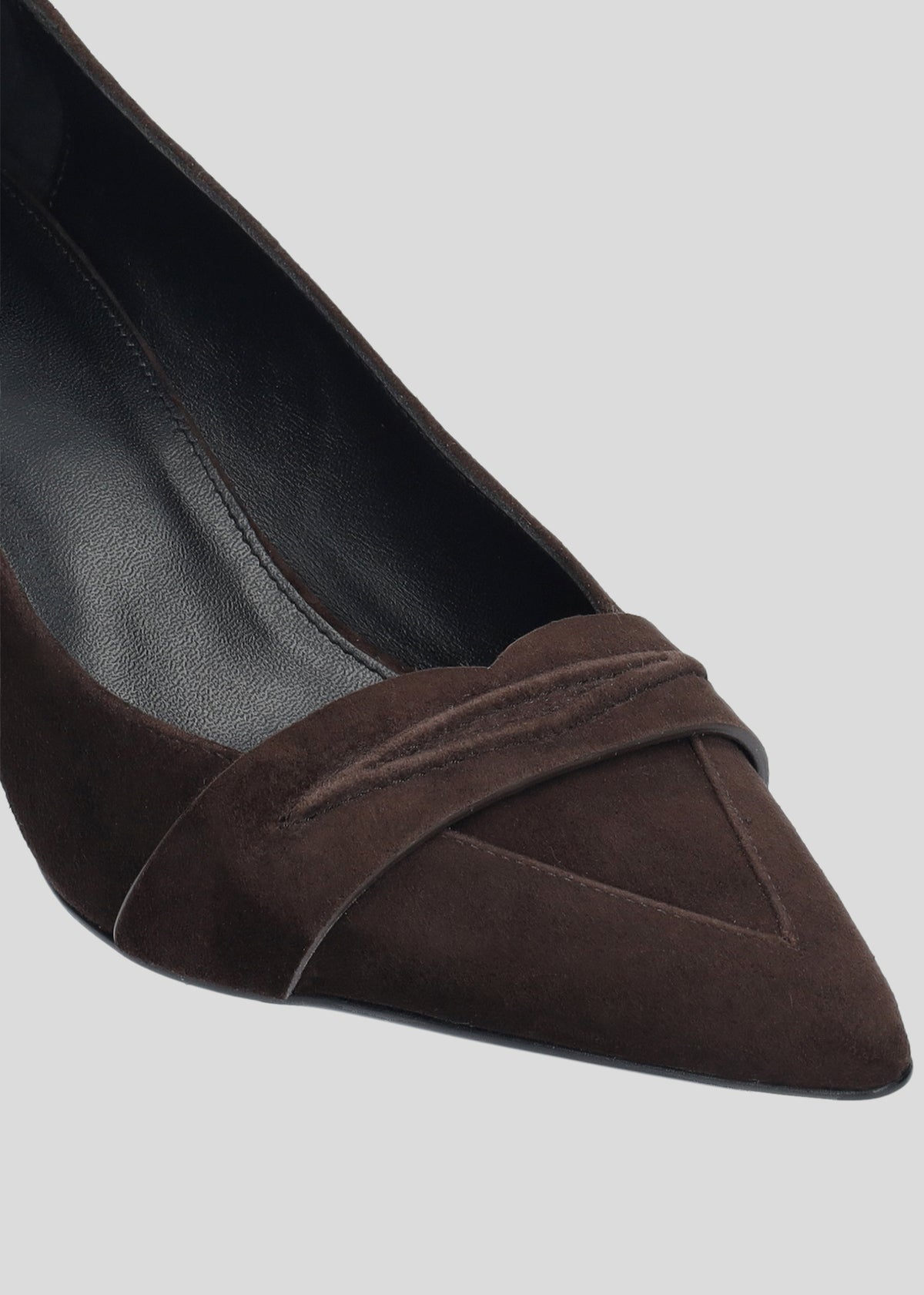 Vista lateral de los zapatos de salón de ante para mujer Gemma Pump 55 en color Chocolate, con punta afilada, antifaz tipo mocasín y tacón de aguja de 55 mm de Lola Cruz.