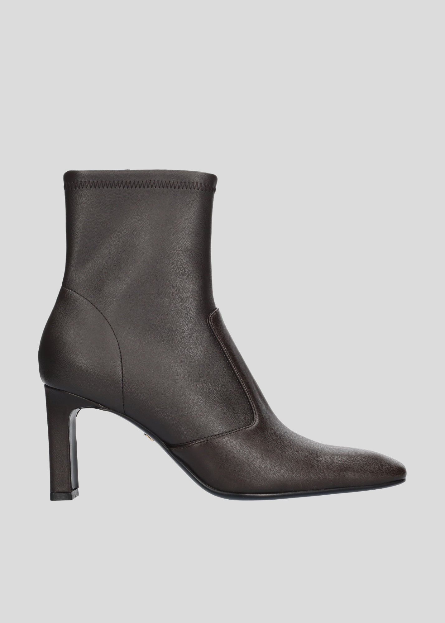 Vista lateral de los botines de napa vegana para mujer Hanna Booties 80 en color Chocolate, con punta cuadrada, caña baja, cremallera interior y tacón tipo bloque de 80 mm de Lola Cruz.
