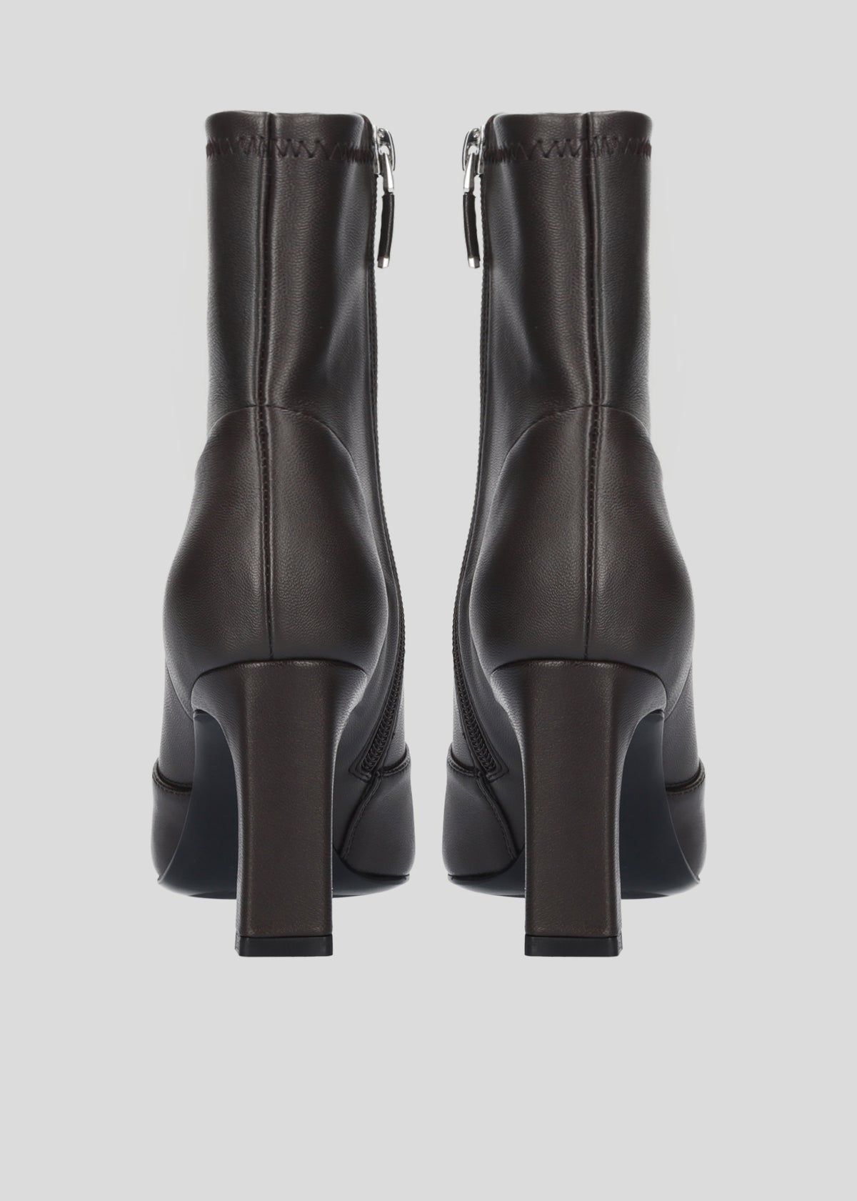 Vista lateral de los botines de napa vegana para mujer Hanna Booties 80 en color Chocolate, con punta cuadrada, caña baja, cremallera interior y tacón tipo bloque de 80 mm de Lola Cruz.