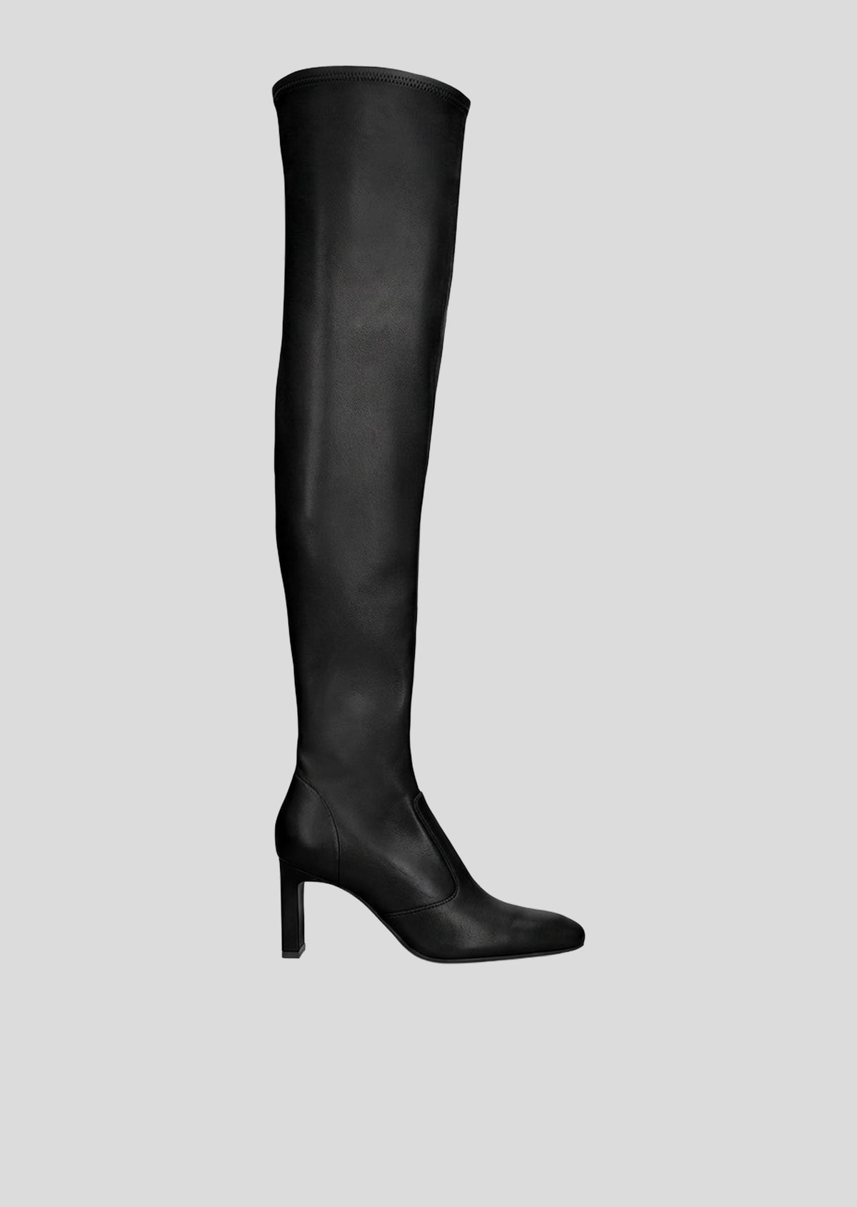 Vista lateral de las botas de napa vegana para mujer Hanna Booties 80 en color Negro, con punta cuadrada, caña muy alta por el muslo, cremallera interior y tacón tipo bloque de 80 mm de Lola Cruz.