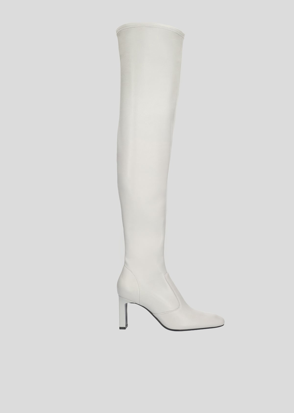 Vista lateral de los botines de napa vegana para mujer Hanna Booties 80 en color Ice Blue, con punta cuadrada, caña muy alta por encima del muslo, cremallera interior y tacón tipo bloque de 80 mm de Lola Cruz.