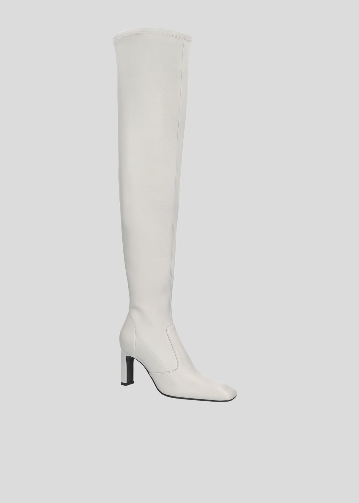 Vista lateral de los botines de napa vegana para mujer Hanna Booties 80 en color Ice Blue, con punta cuadrada, caña muy alta por encima del muslo, cremallera interior y tacón tipo bloque de 80 mm de Lola Cruz.