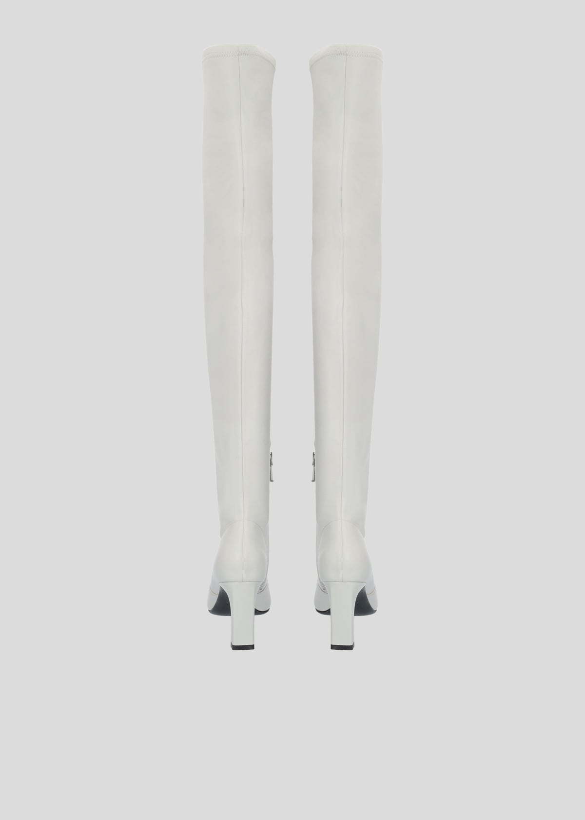 Vista lateral de los botines de napa vegana para mujer Hanna Booties 80 en color Ice Blue, con punta cuadrada, caña muy alta por encima del muslo, cremallera interior y tacón tipo bloque de 80 mm de Lola Cruz.