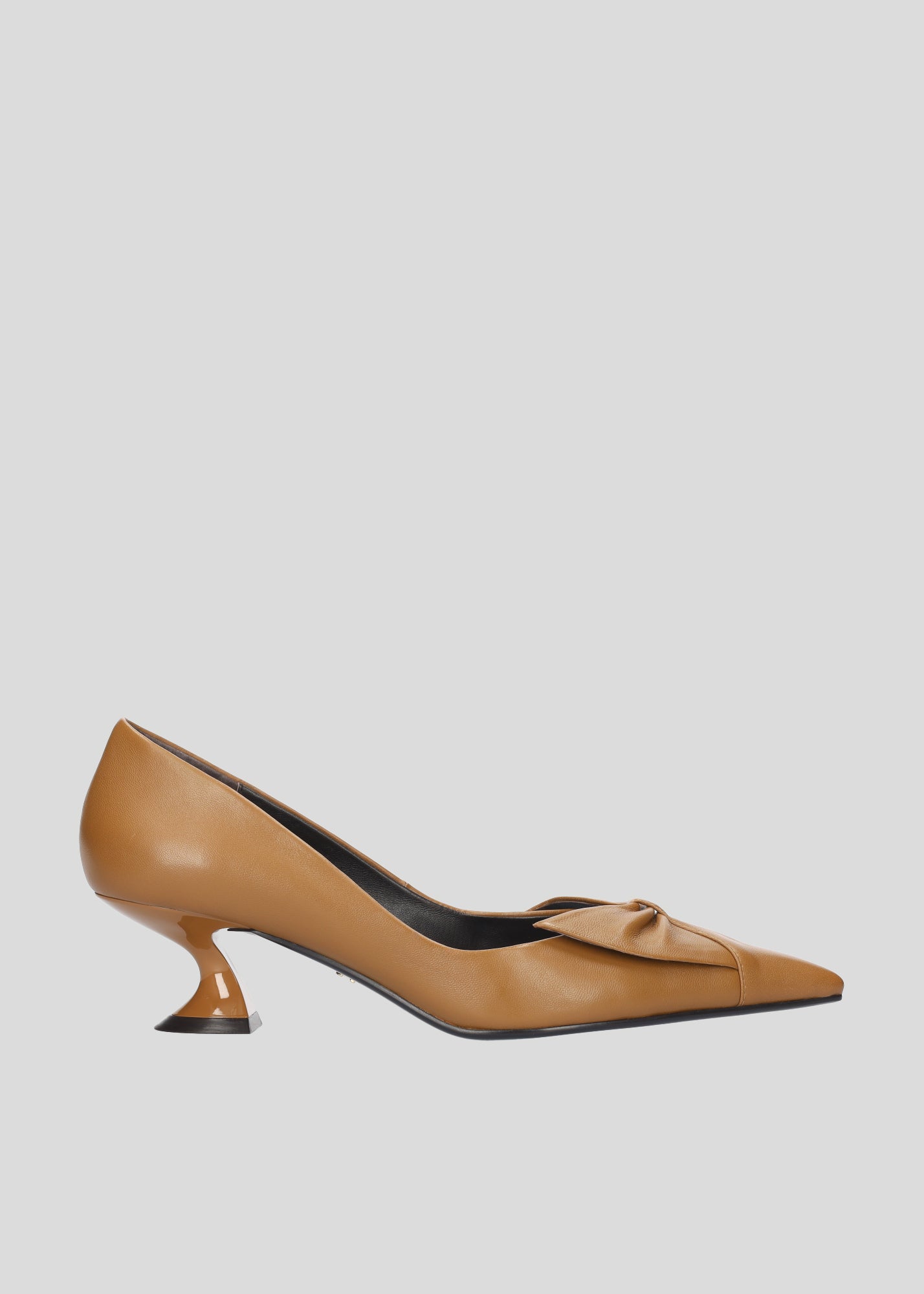 Vista lateral de los zapatos de salón de piel para mujer Manuela Pumps 50 en color caramelo con punta afilada, lazo de piel y tacón tipo embudo de Lola Cruz.
