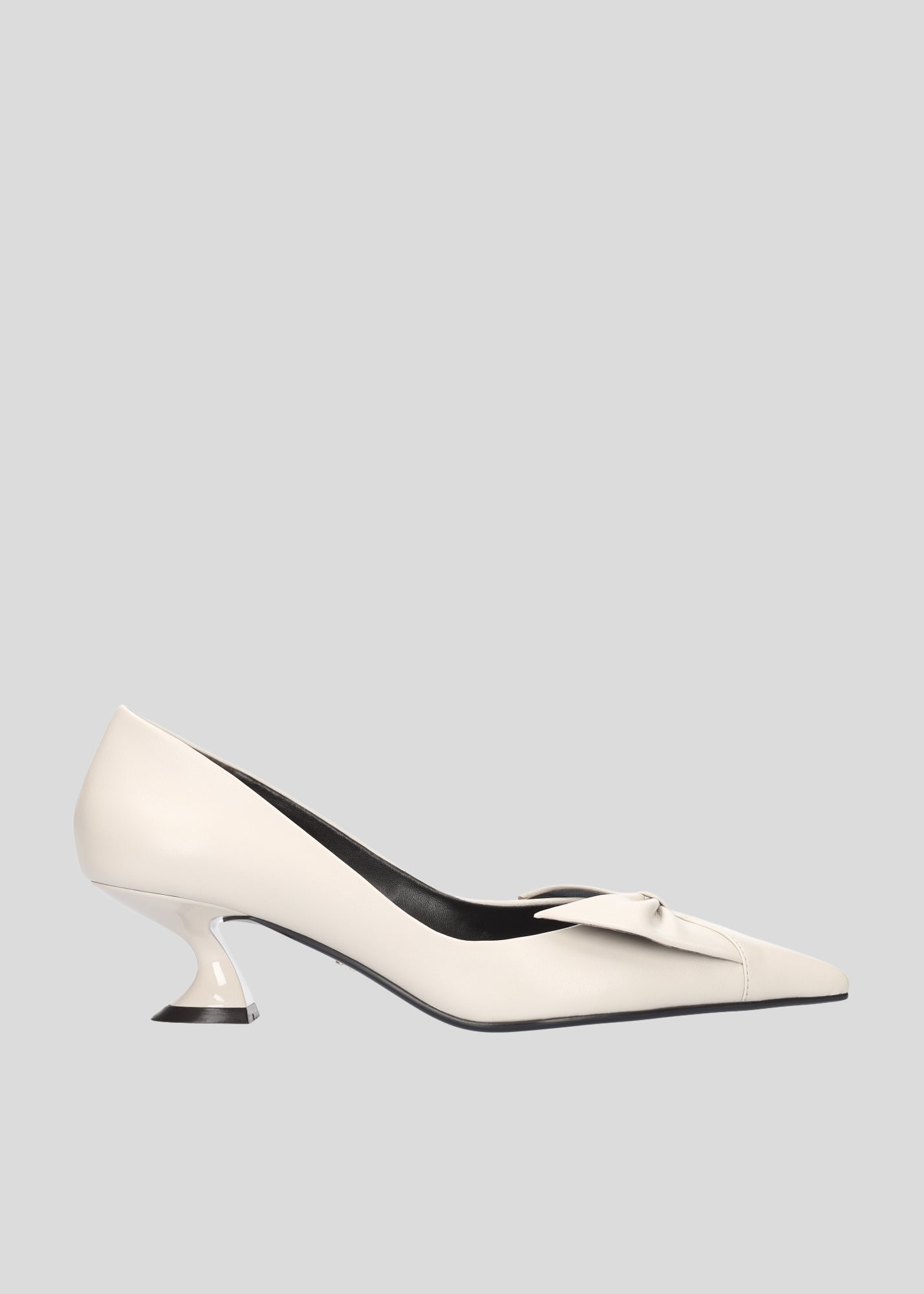 Vista lateral de los zapatos de salón de piel para mujer Manuela Pumps 50 en color Ecru con punta afilada, lazo de piel y tacón tipo embudo de Lola Cruz.