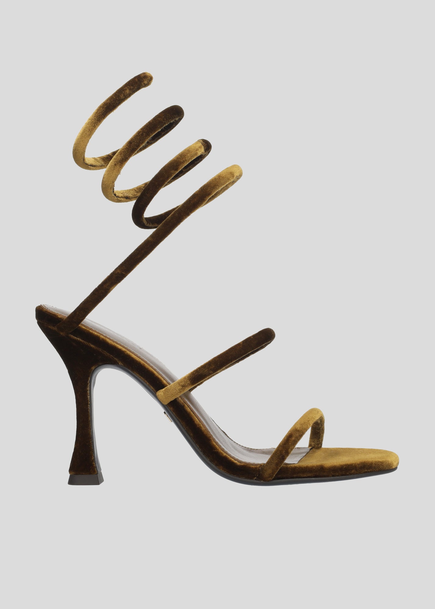 Vista lateral de las sandalias de terciopelo para mujer Greta Sandal 95 en color ocre con correa tubular en espiral al tobillo y tacón tipo embudo de Lola Cruz.