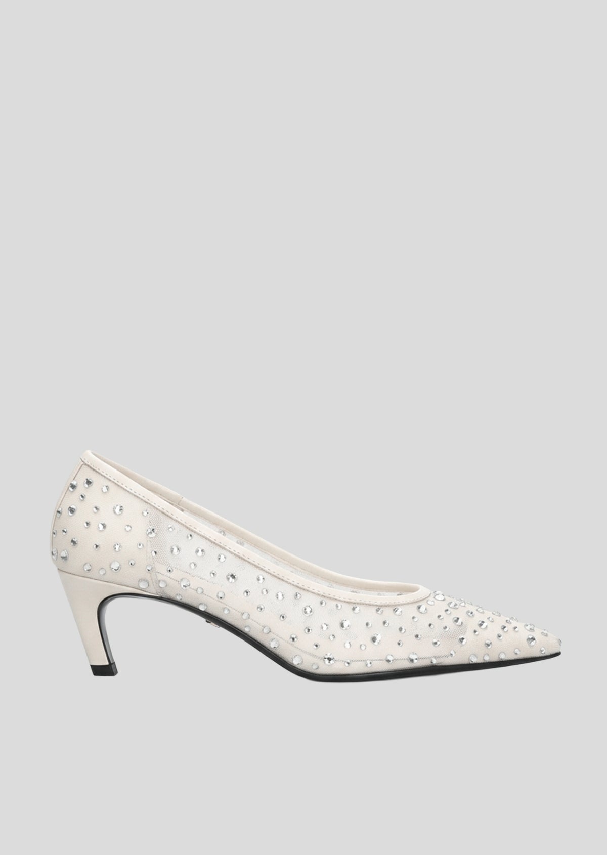 Vista lateral de los zapatos de salón de mesh para mujer Sisí Pumps 55 en color Ecru, con punta afilada, detalles de cristales y tacón de aguja de 55 mm de Lola Cruz.